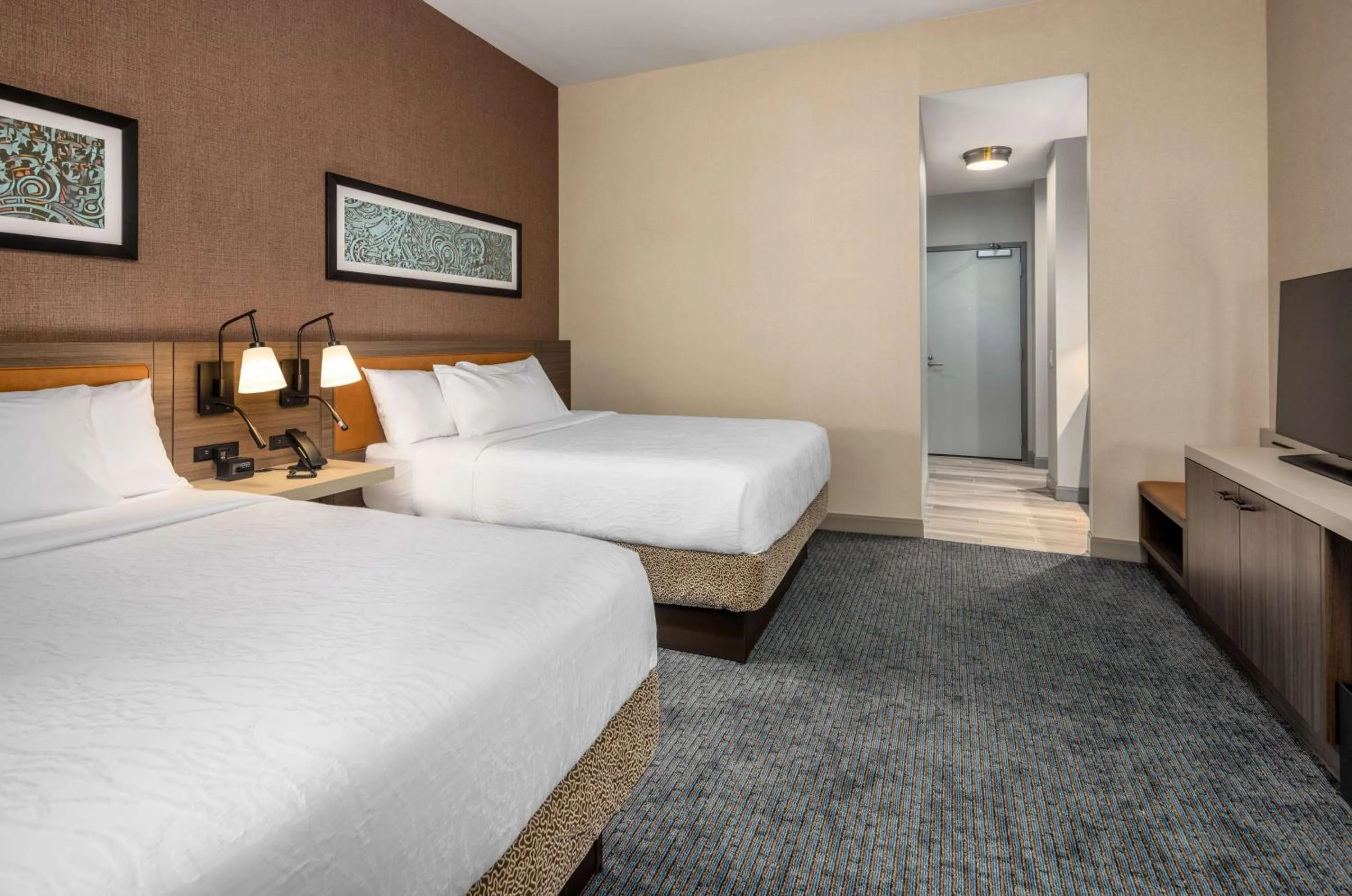 Queen Room with Two Queen Beds with City View  in Hilton Garden Inn- Chicago Central Loop