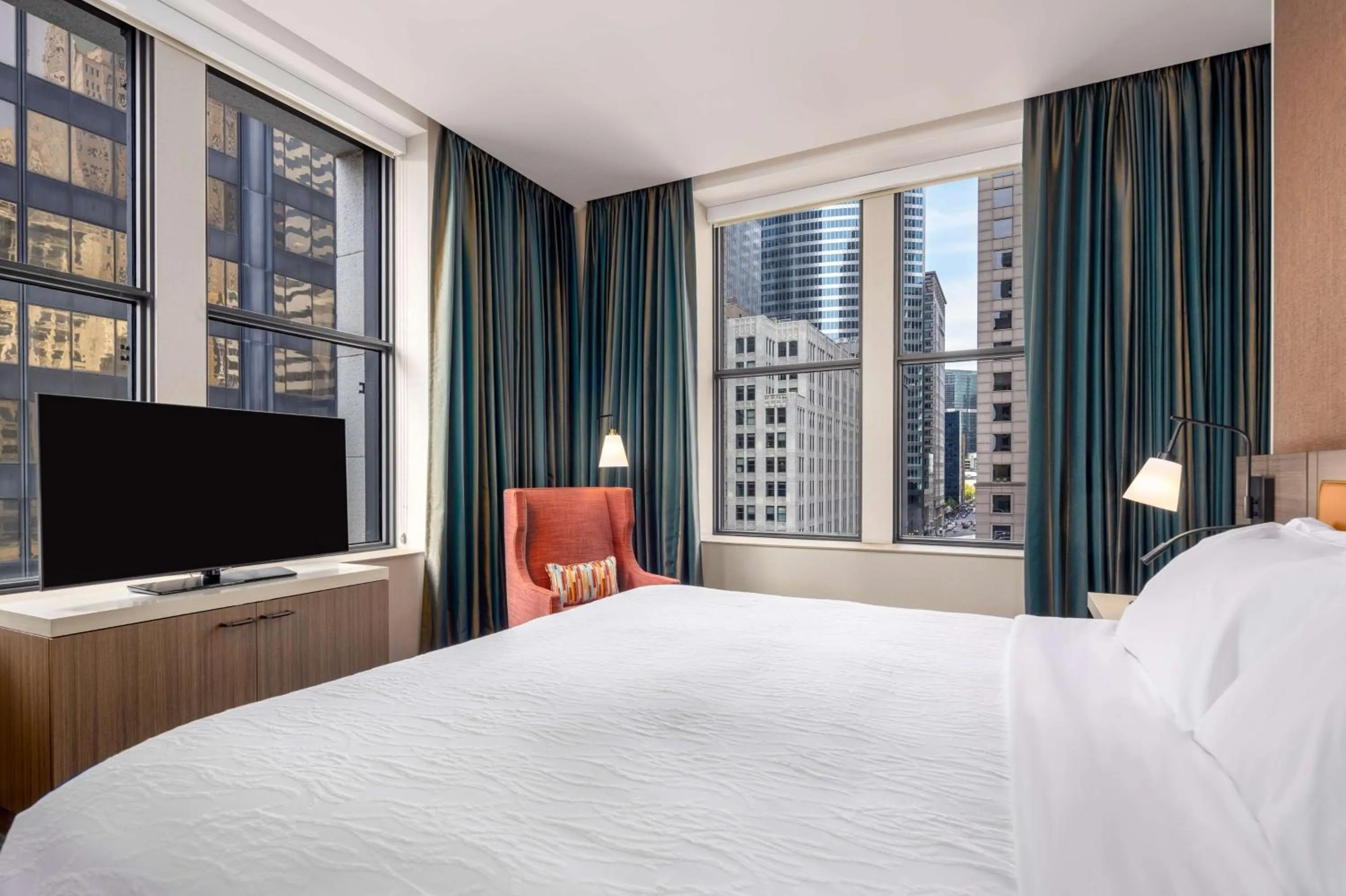 Deluxe King Room with Landmark View - Hearing Accessible in Hilton Garden Inn- Chicago Central Loop