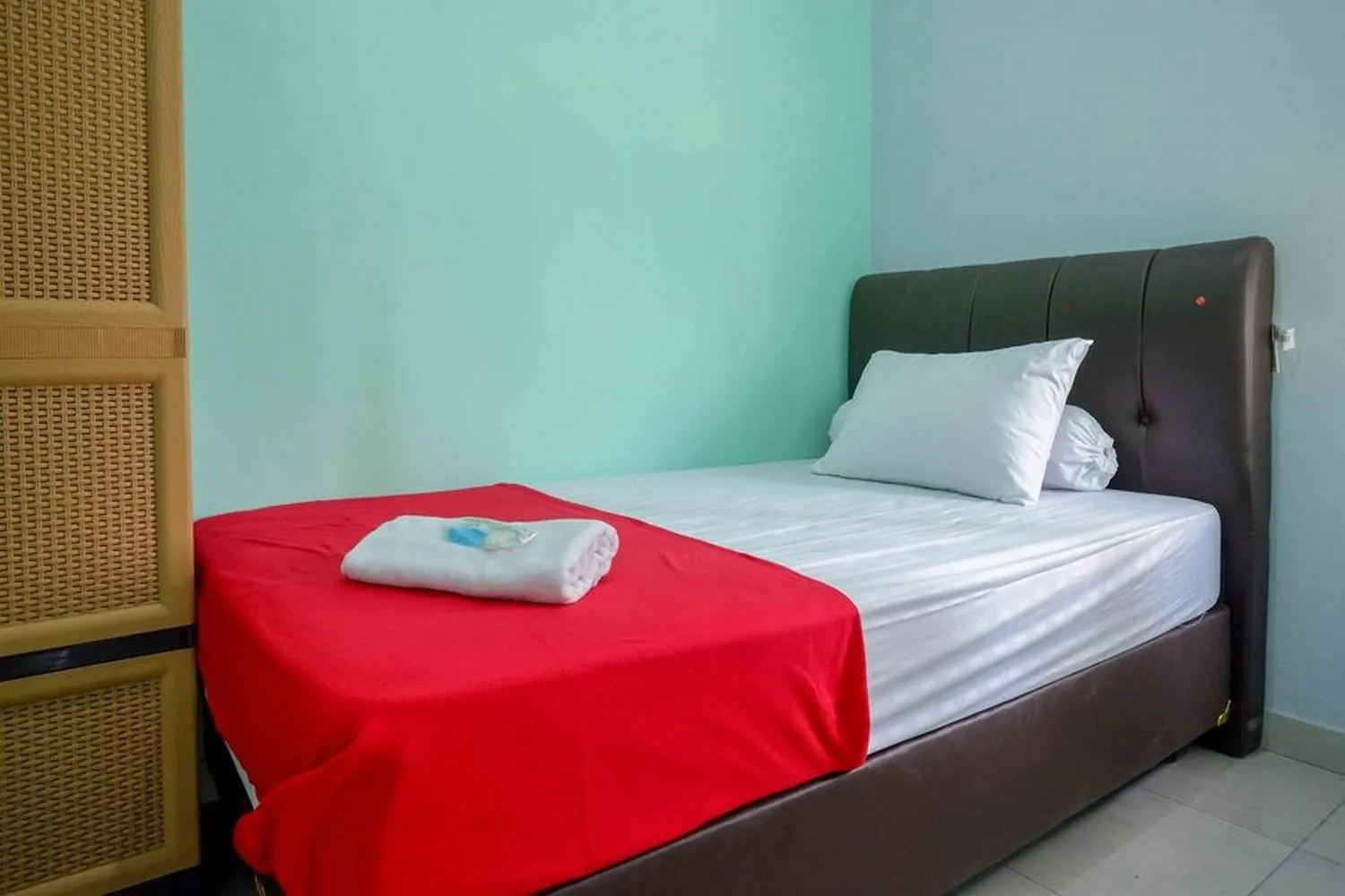 Standard Double Room in Griya Zukarnaen Syariah near Universitas Mercubuana Yogyakarta RedPartner