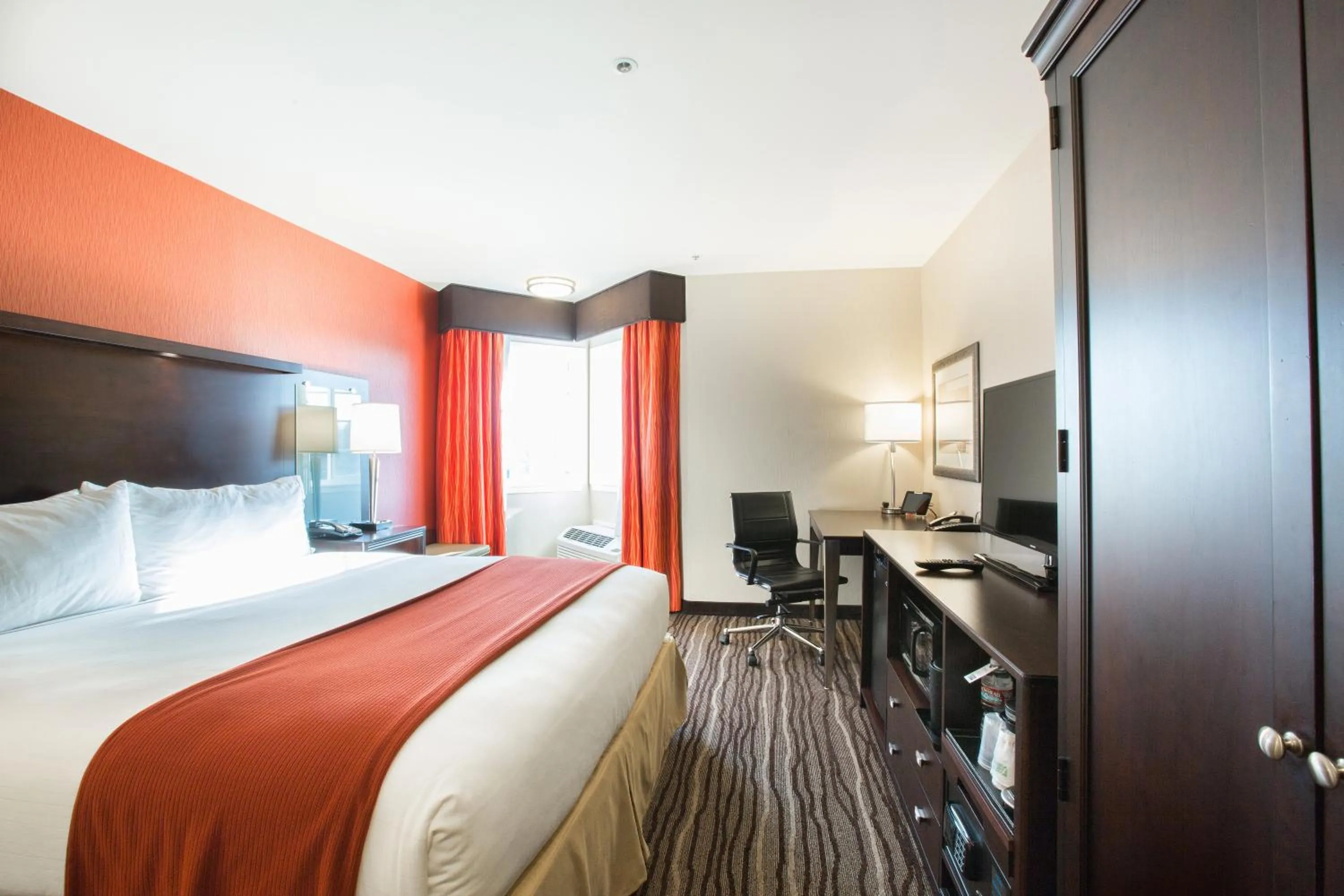 King Room - Mobility Access/Hearing Accessible in Holiday Inn Express Mountain View South Palo Alto by IHG