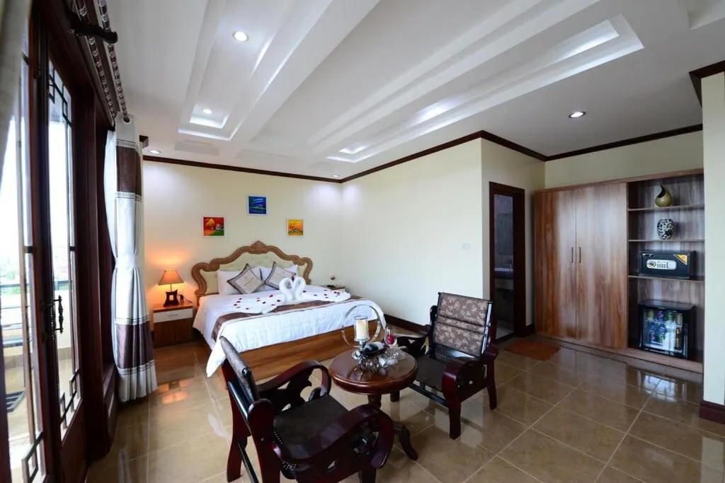 King Room with Balcony in Vientiane Luxury Hotel