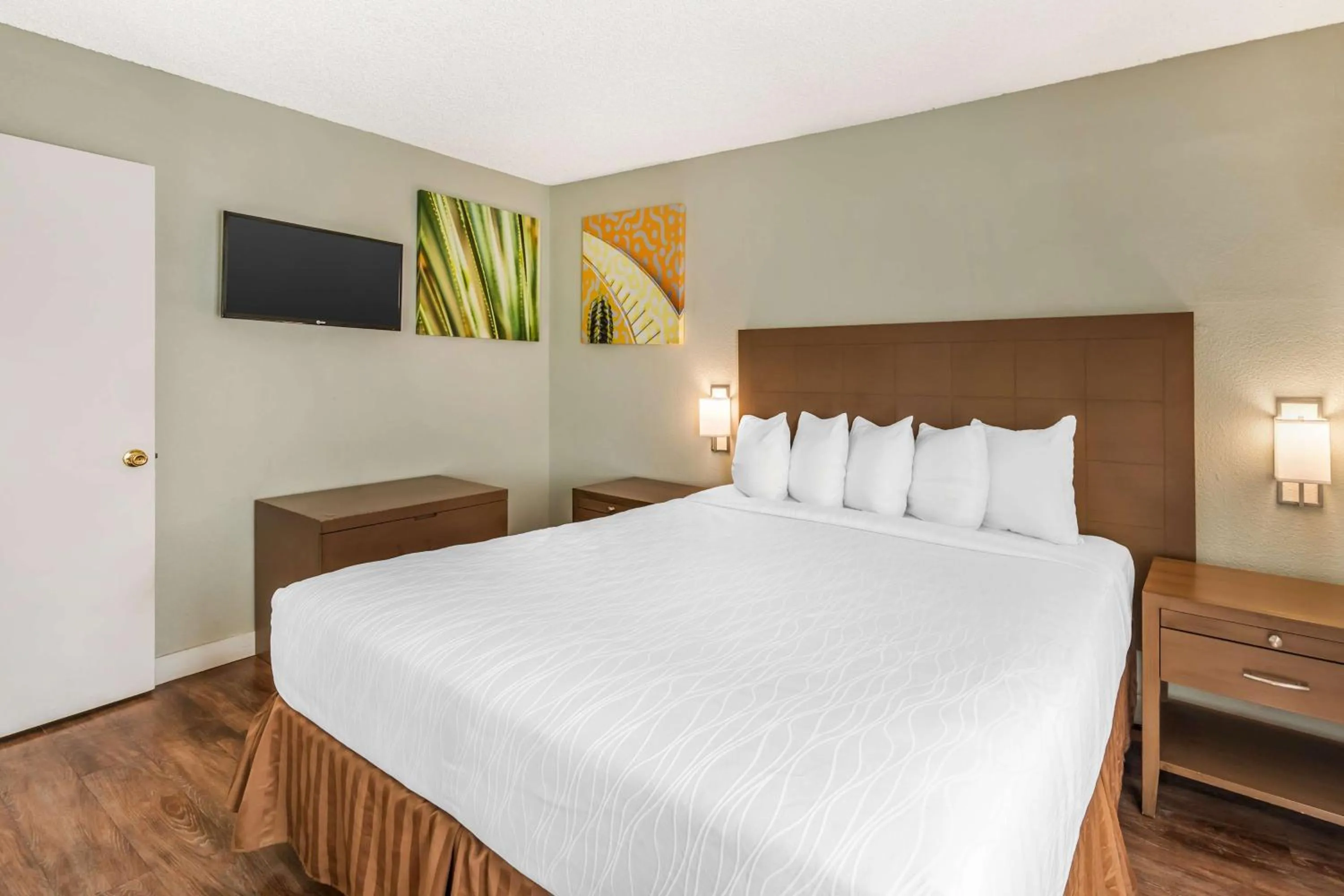 Two-Room and Two-Level King Suite with Two Double Beds and Kitchen in Best Western Inn at Palm Springs