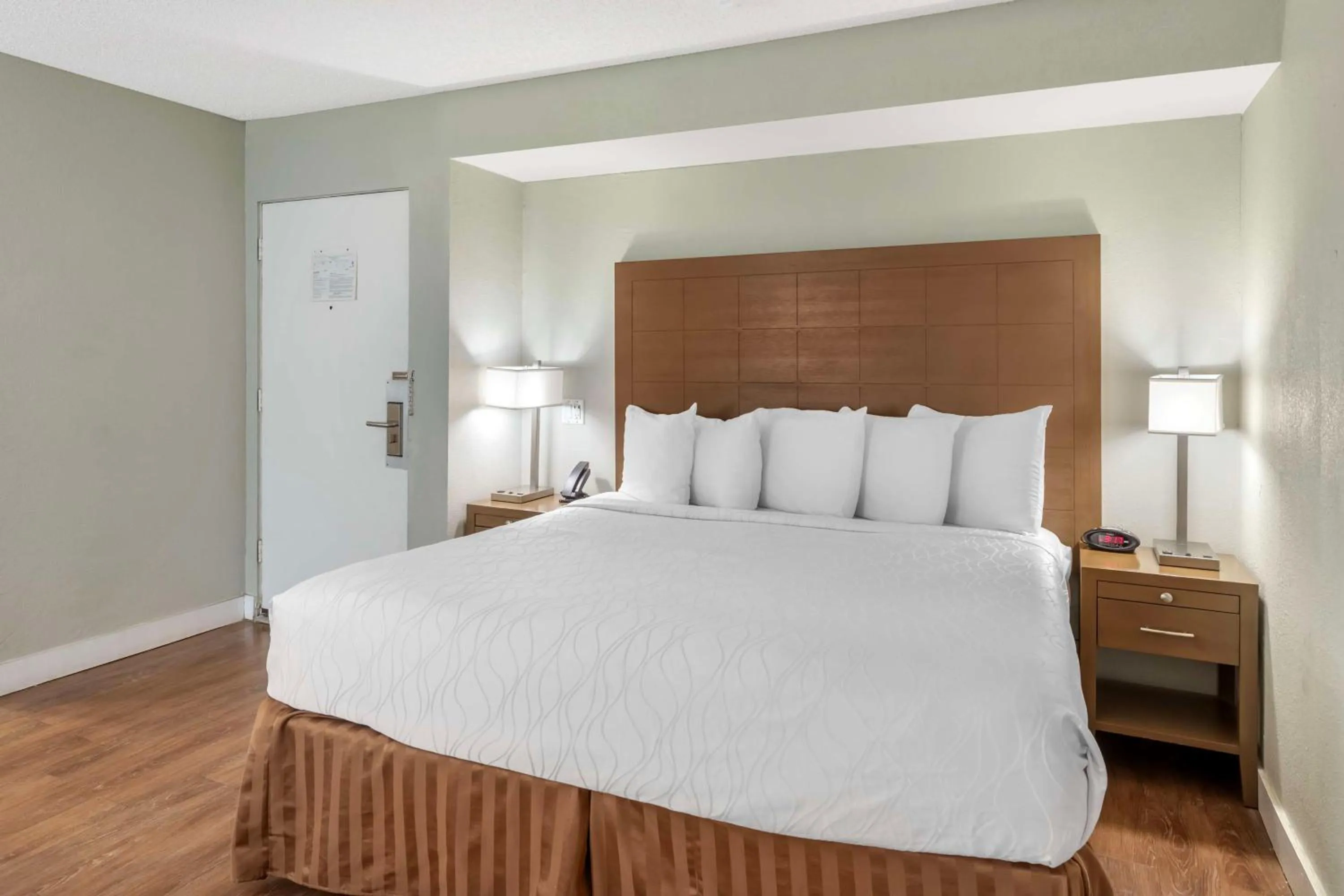 King Room with Roll-In Shower - Disability Access in Best Western Inn at Palm Springs