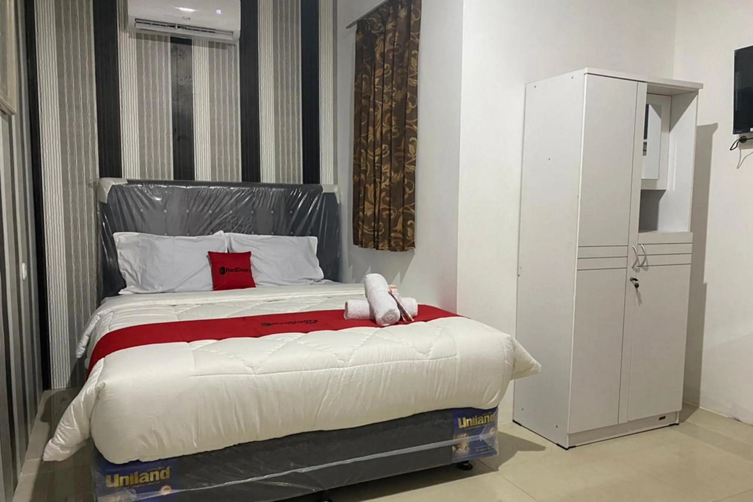 Deluxe Room in RedDoorz Plus @ Rawamangun