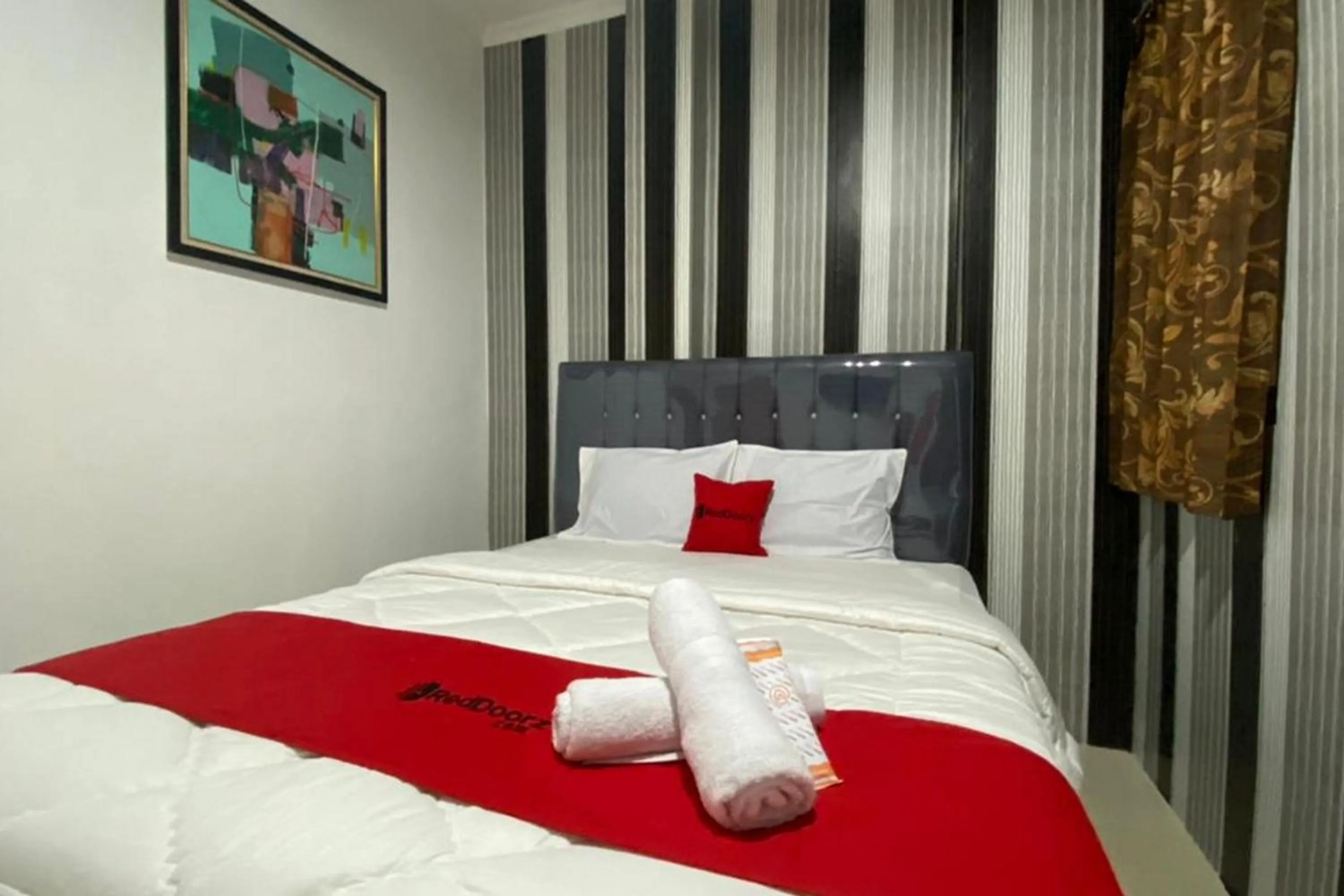 Double Room in RedDoorz Plus @ Rawamangun
