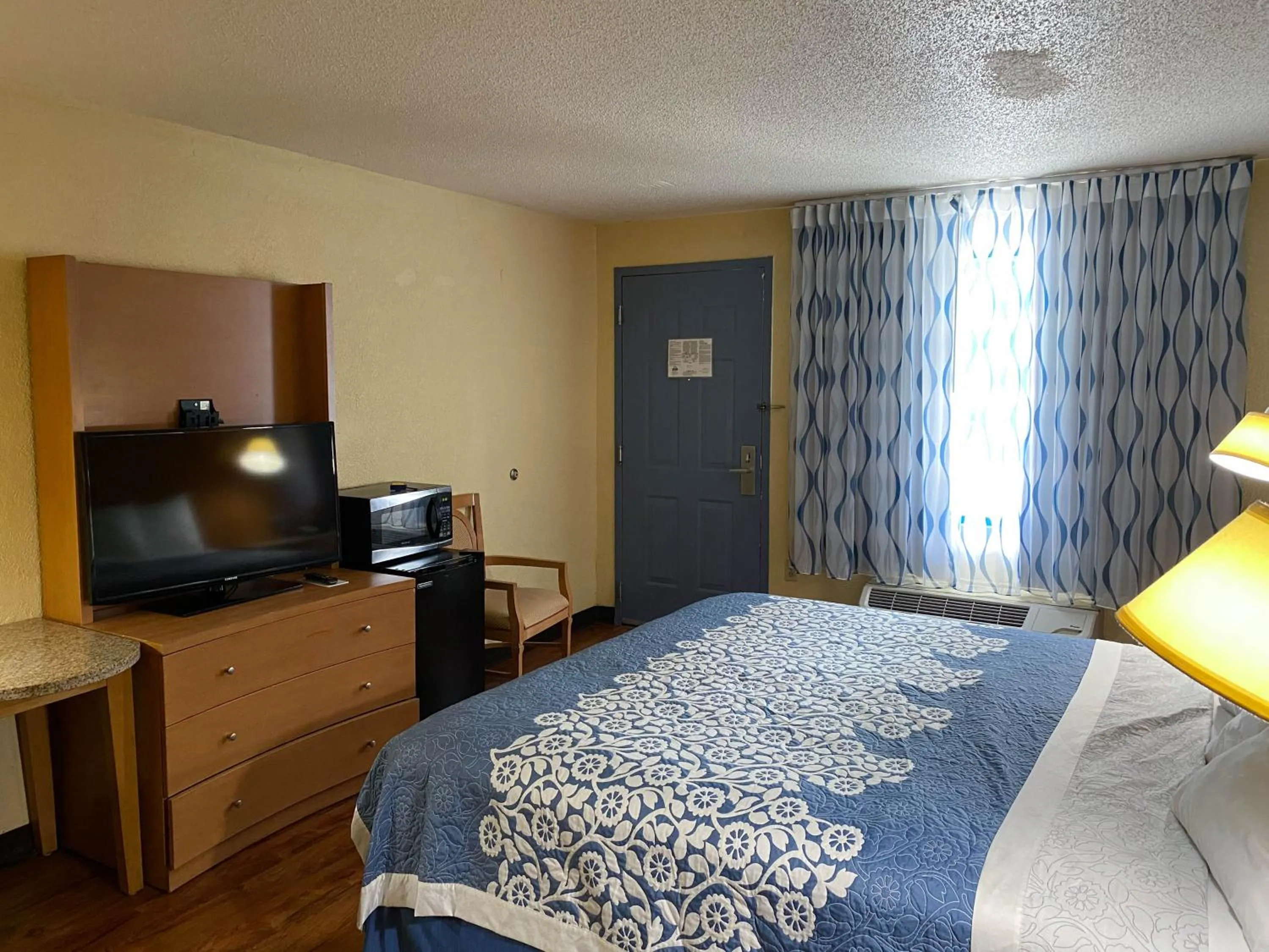 King Room - Non-Smoking in Motel 6 Savannah GA Gateway & I95
