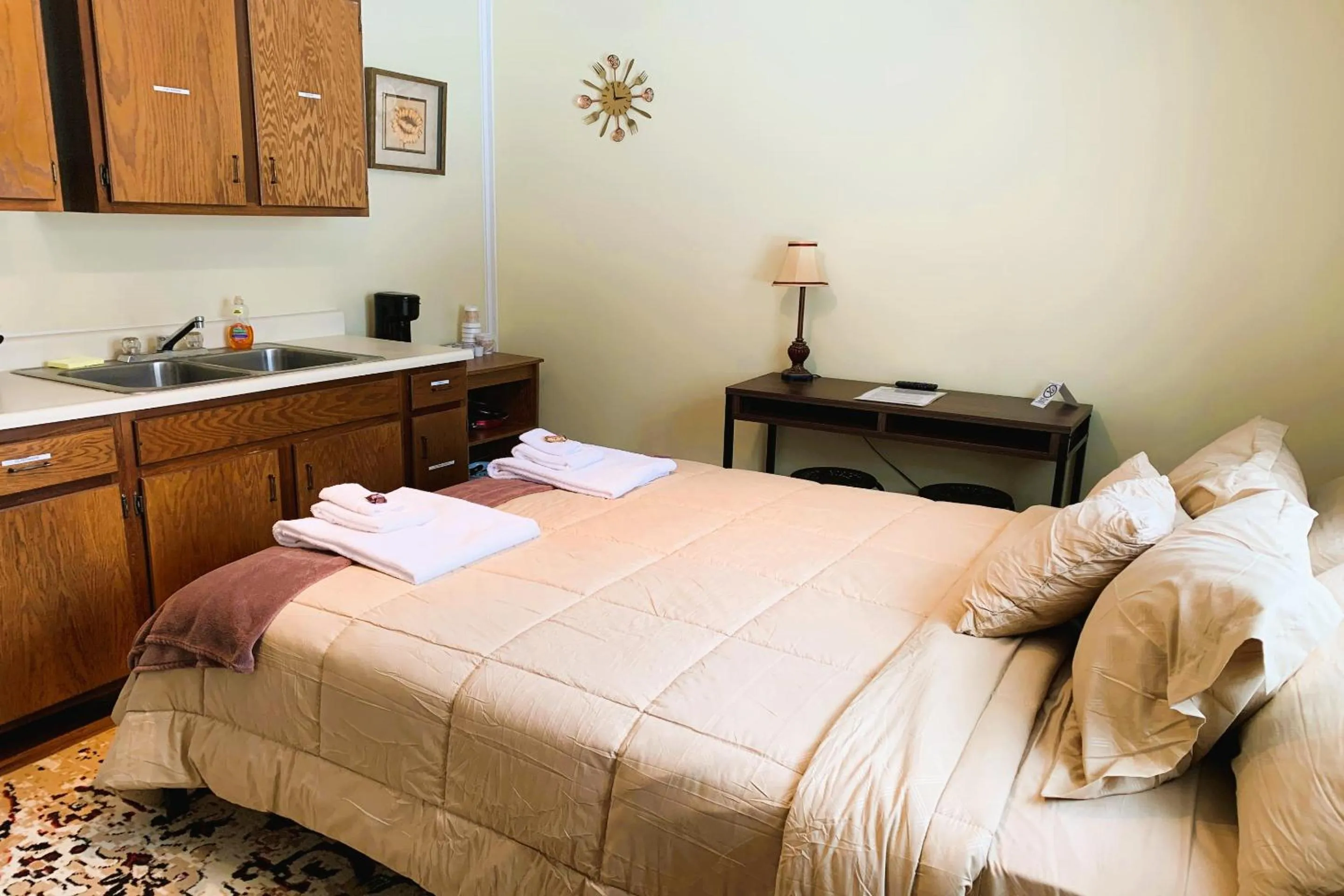 Queen Bed Riverfront in Love Hotels St John River by OYO at Fort Kent ME