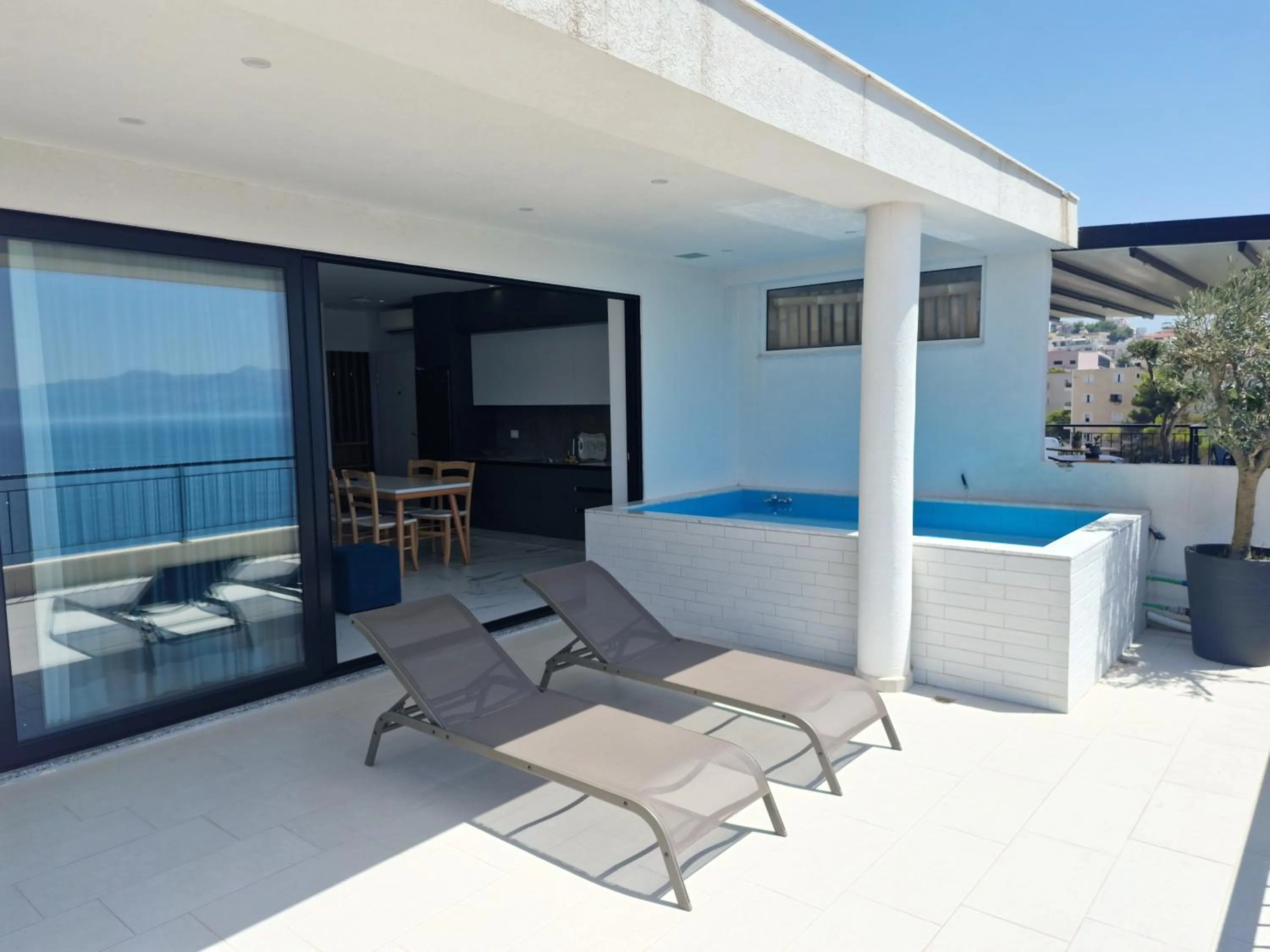 Apartment with Sea View and Swimming Pool in Joanna Suites