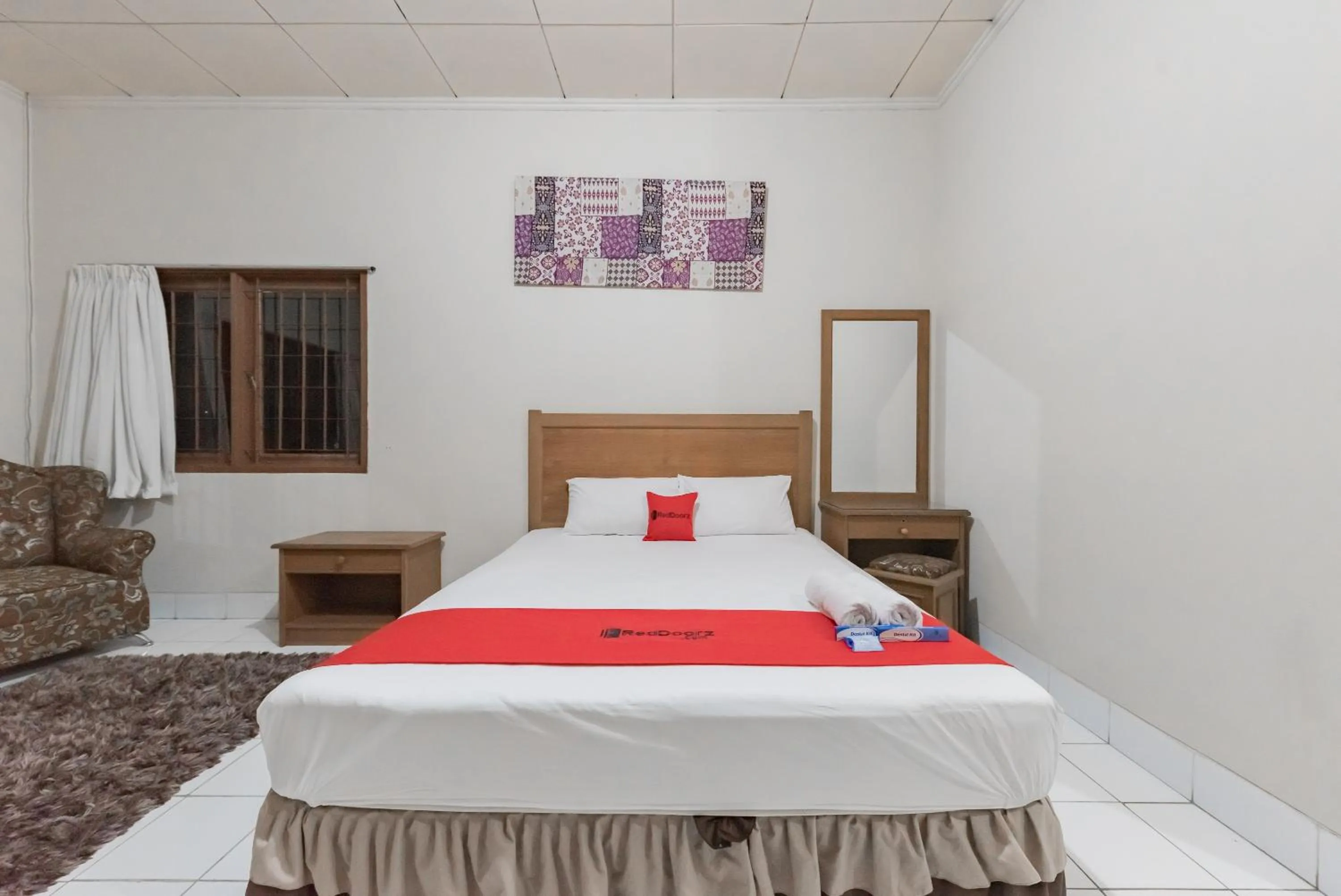 Superior Queen Room in RedDoorz Plus At Hotel Griya Astoeti