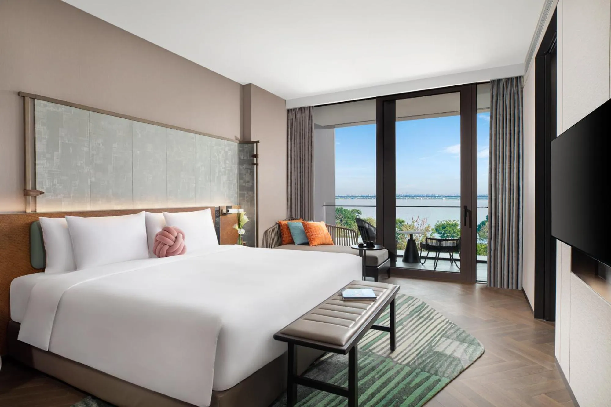 Premium King Room with Lake View in Hotel Indigo Suzhou Yangcheng Lake by IHG