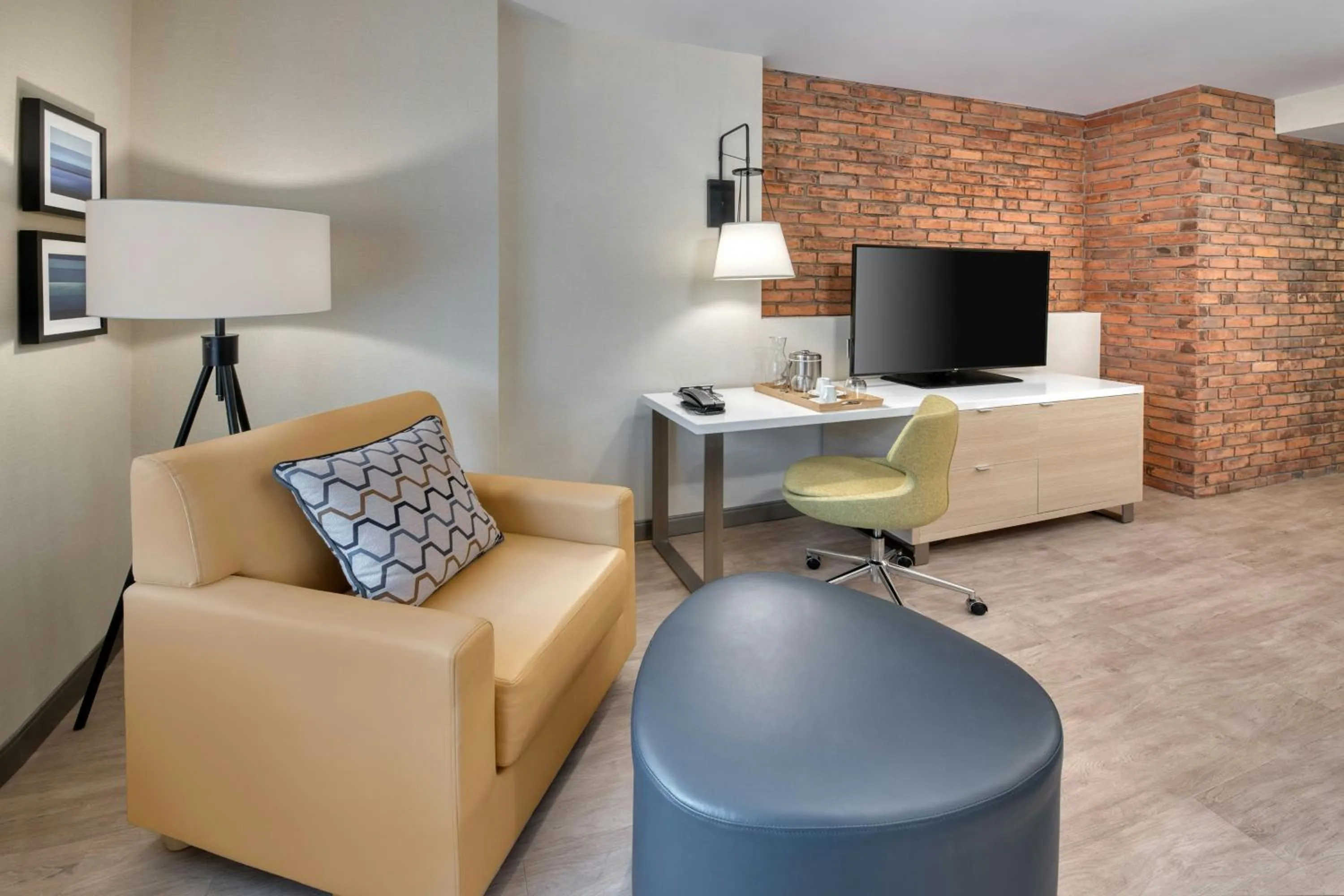 Deluxe Guest room with 1 King, Sofa bed in The Insignia Hotel, Sarnia, a Tribute Portfolio Hotel