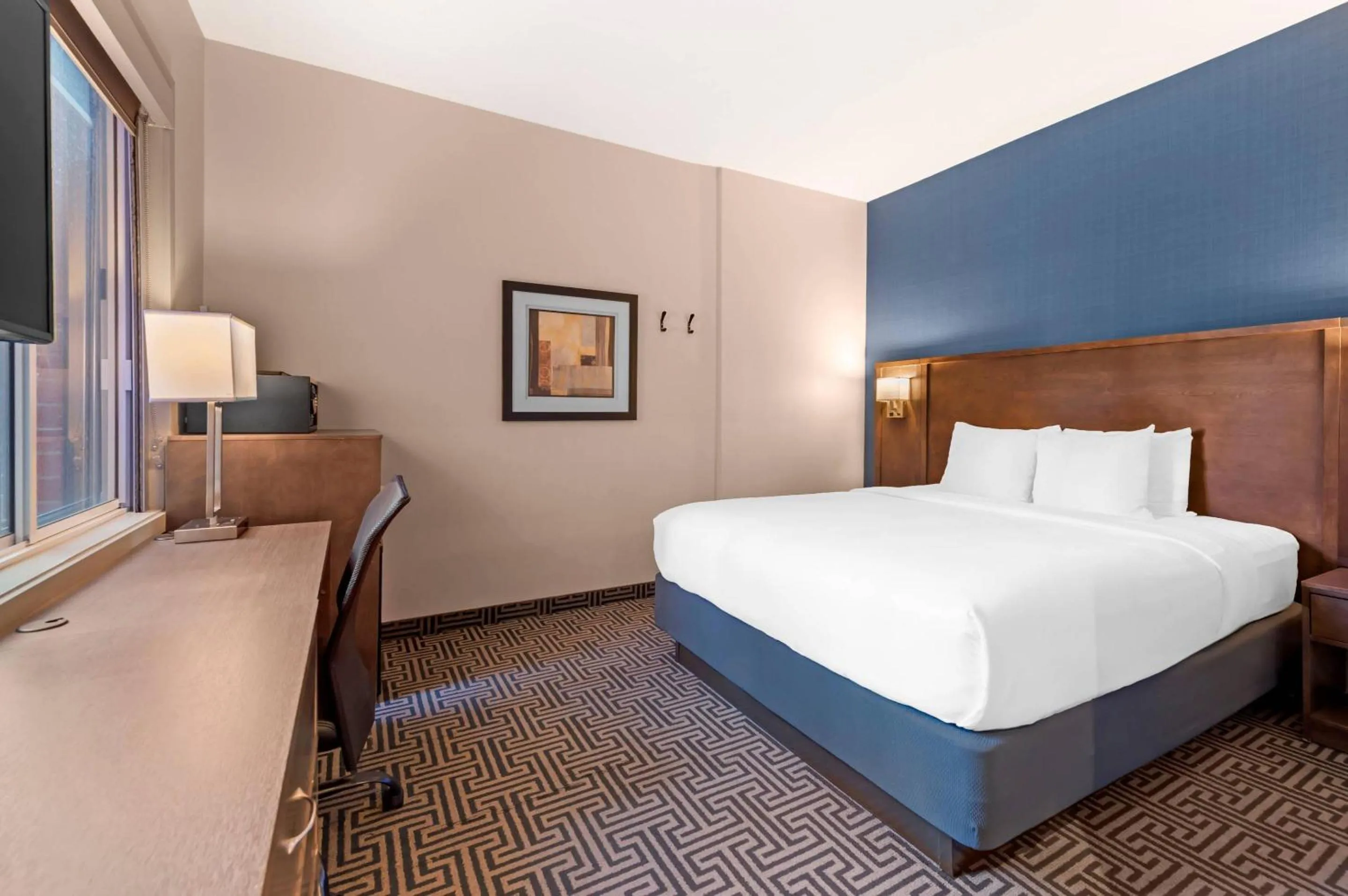 Queen Room - Non-Smoking in Quality Inn Centre-Ville