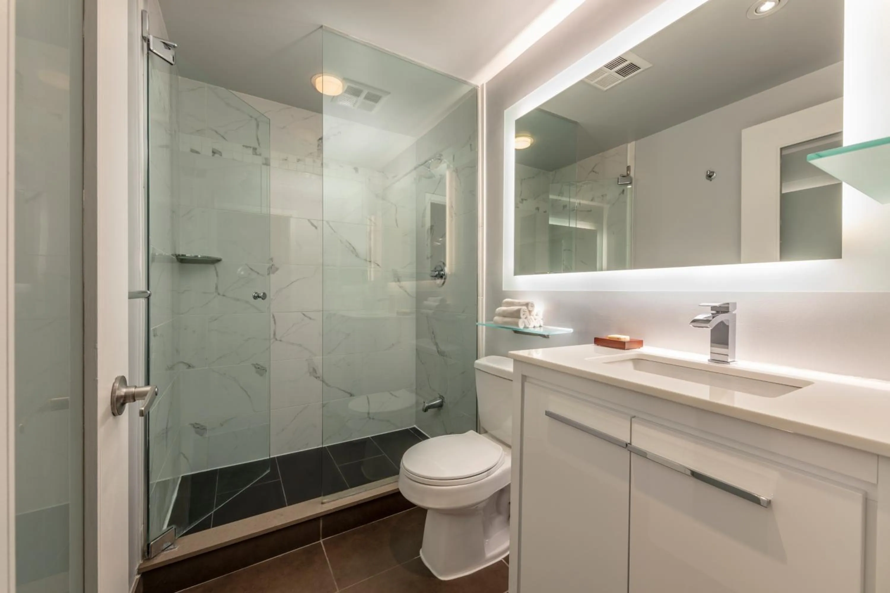 Family Suite with Sofabed in Executive Hotel Cosmopolitan Toronto