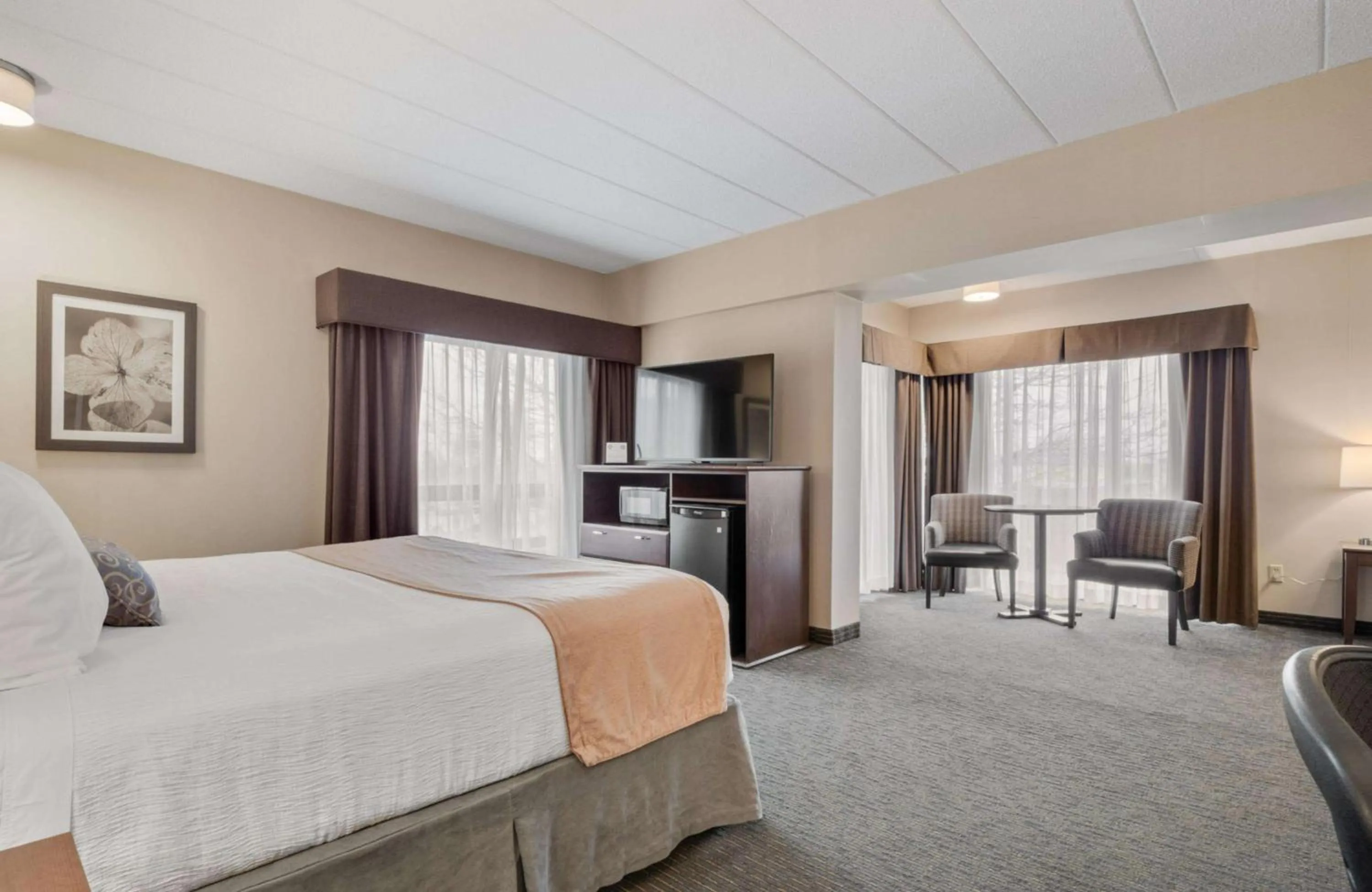 Large Tower King Room with Balcony - Non Smoking in Best Western Plus Cairn Croft Hotel