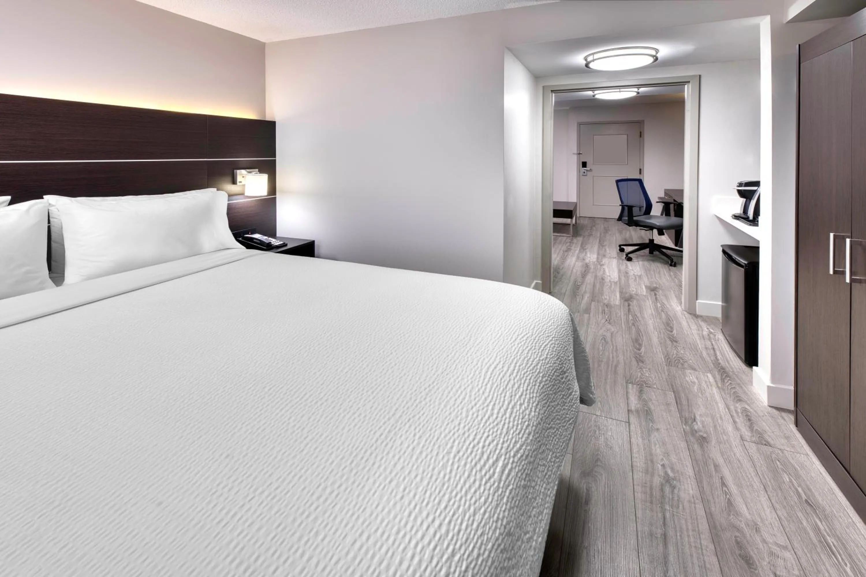 Executive Queen Room - Non-Smoking in Holiday Inn Express & Suites Mississauga-Toronto Southwest by IHG