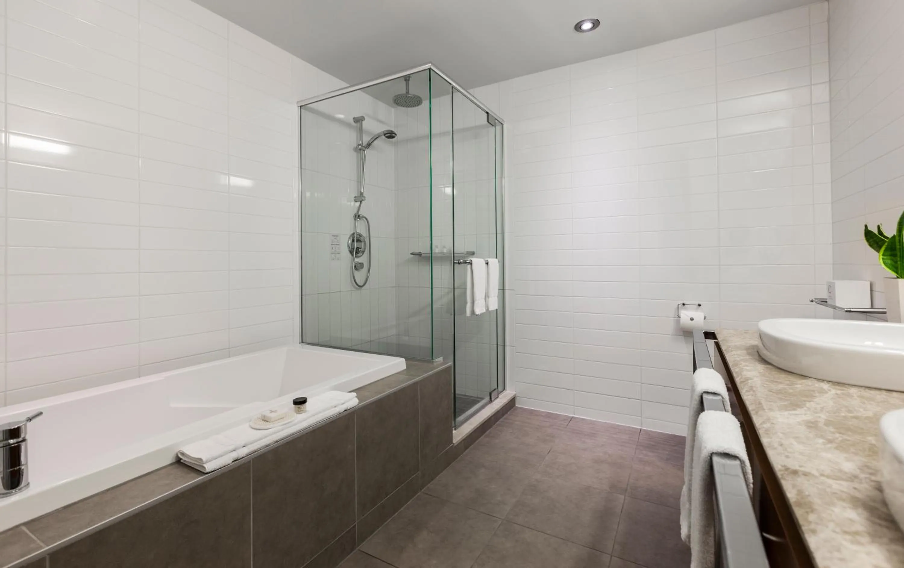 Junior Suite in Warwick Le Crystal - Montréal