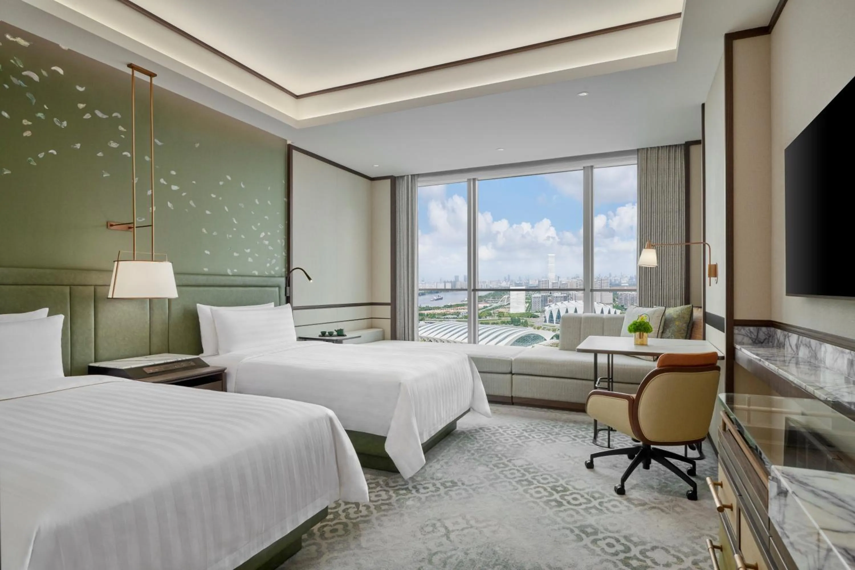 Deluxe River View Twin Room in Shangri-La Qiantan, Shanghai - Steps away from the Oriental Sports Center, and easy reach the vibrant art scene of West Bund