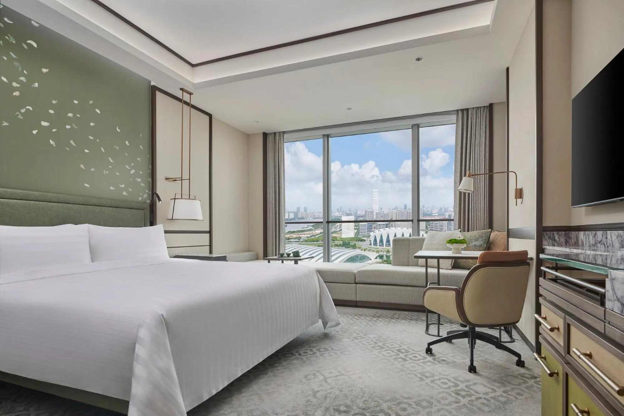 Deluxe River View King Room in Shangri-La Qiantan, Shanghai - Steps away from the Oriental Sports Center, and easy reach the vibrant art scene of West Bund