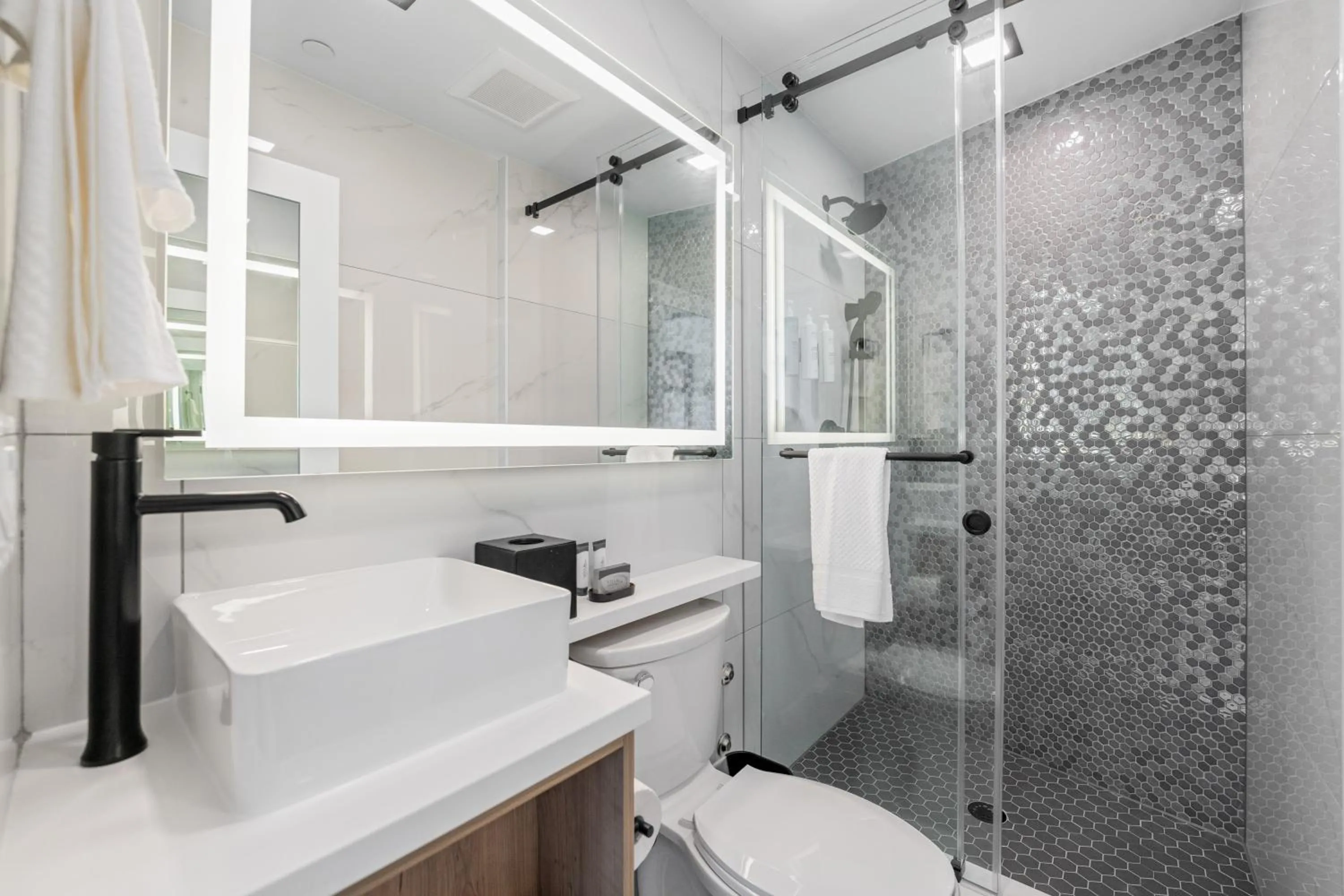 Tower King Canadian Fallsview Room in Tower Hotel at Fallsview