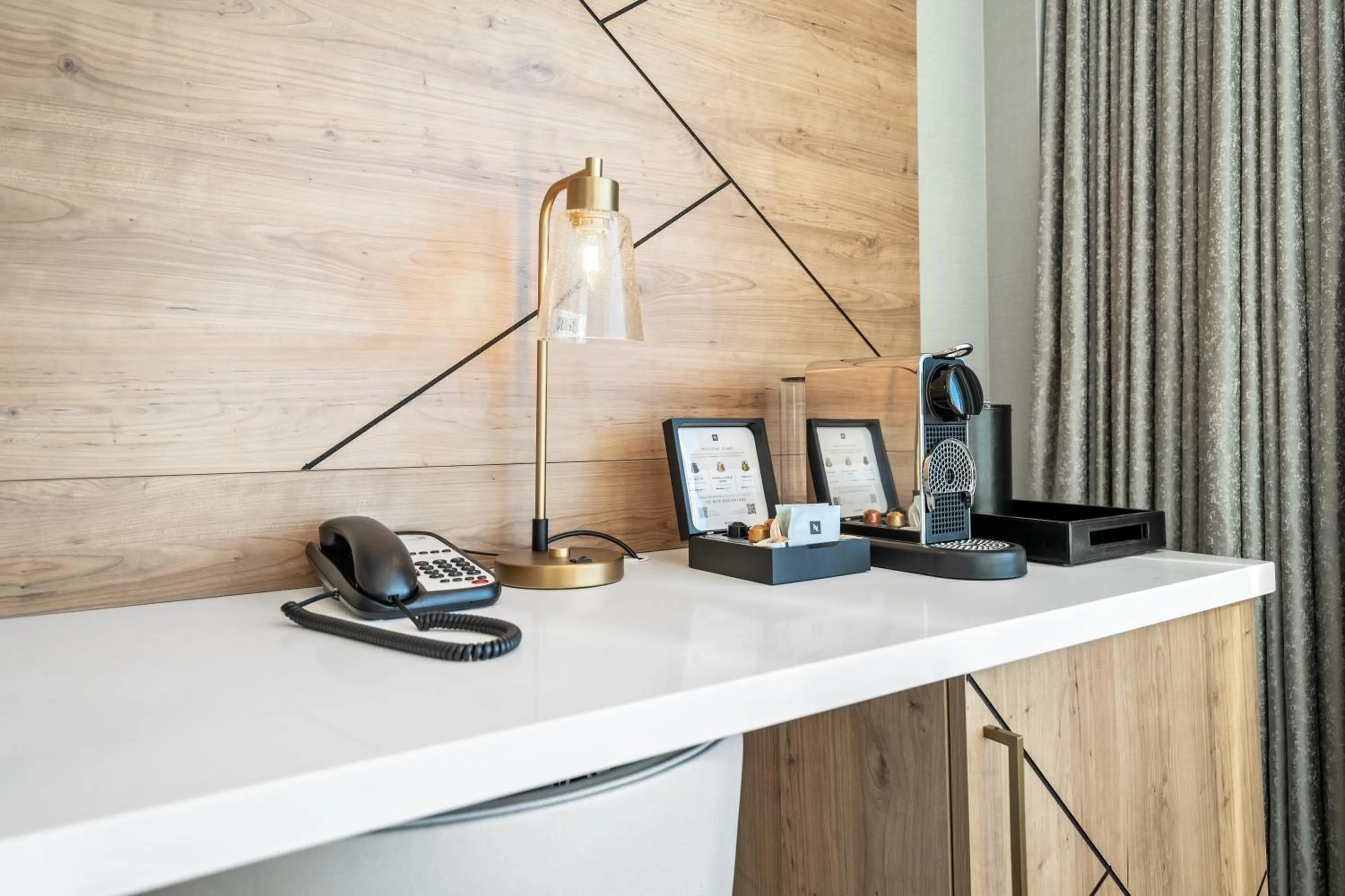 Tower King Riverview Room in Tower Hotel at Fallsview