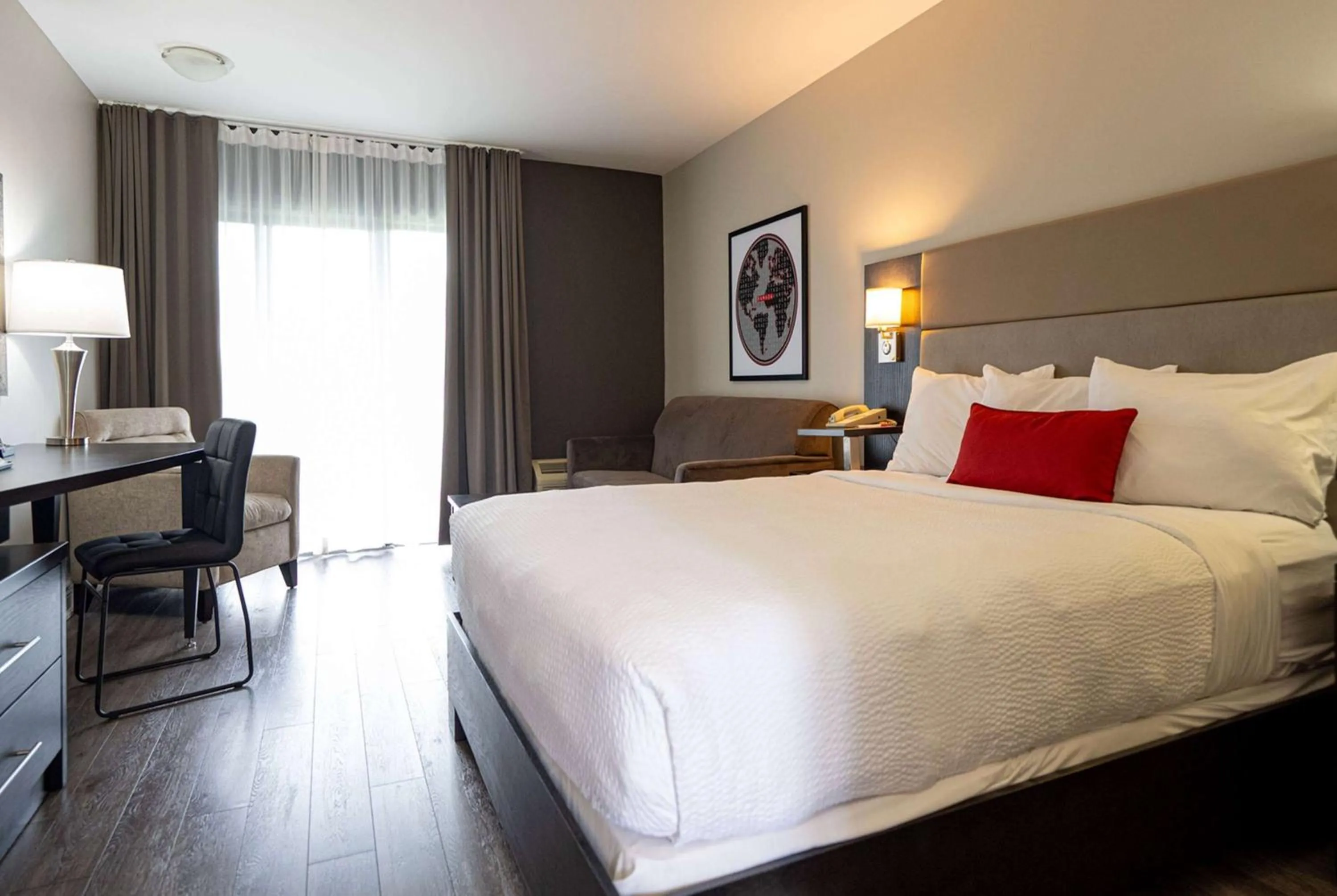 1 Queen Bed, Deluxe Room, Water Front, Non-Smoking in Ramada by Wyndham Ottawa On The Rideau