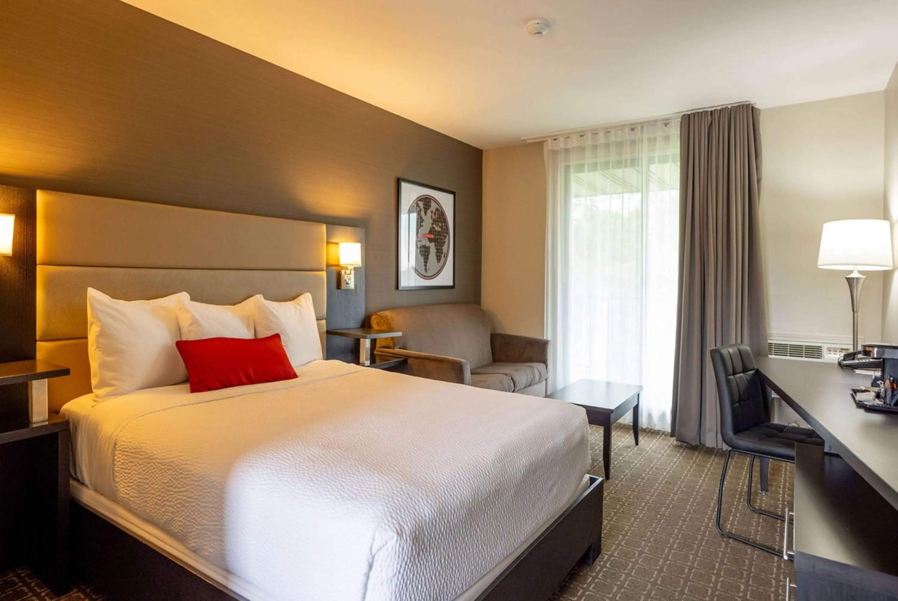 1 Queen Bed, Water Front, Non-Smoking in Ramada by Wyndham Ottawa On The Rideau