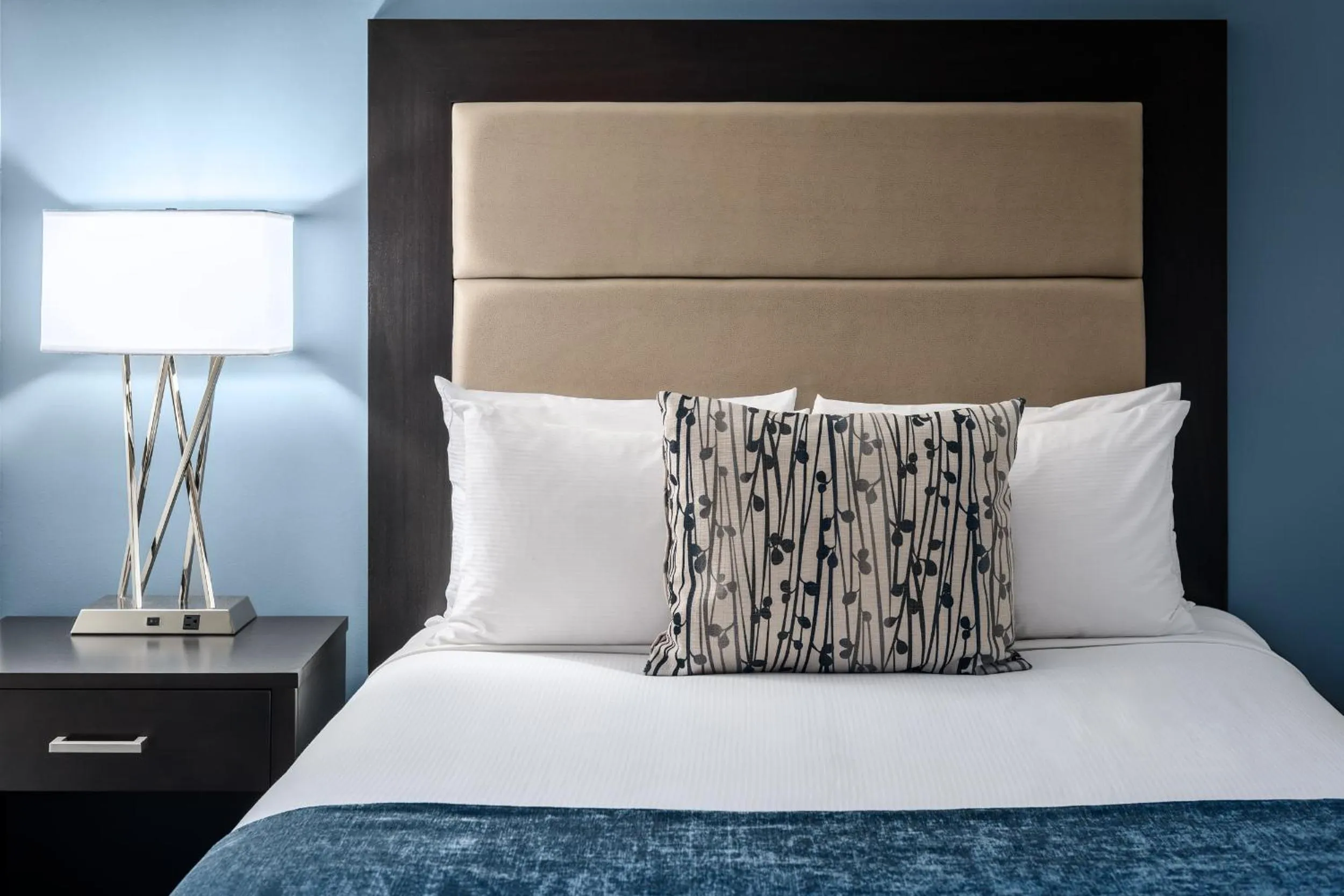 Deluxe Queen Room with Two Queen Beds in Ottawa Embassy Hotel & Suites