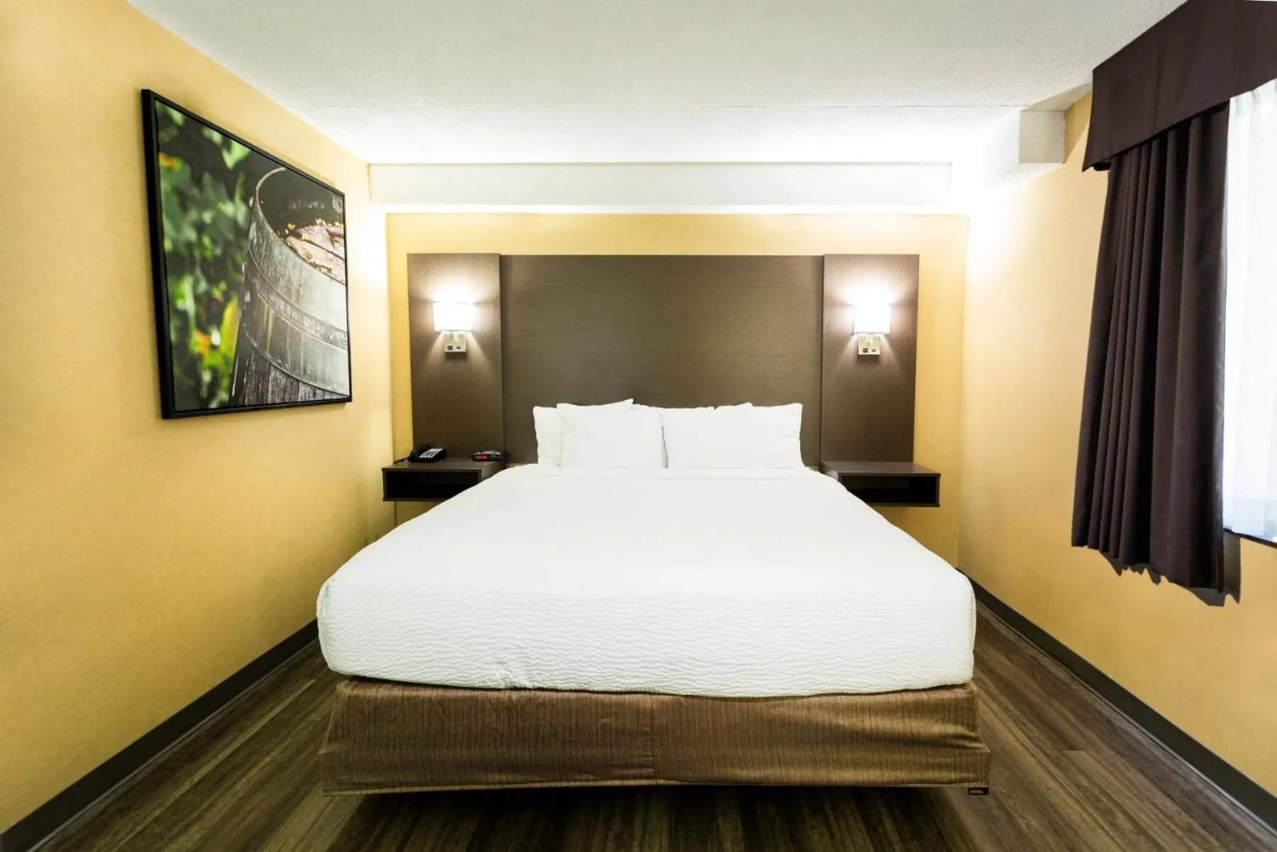 King Room - Non-Smoking in Days Inn by Wyndham Fallsview