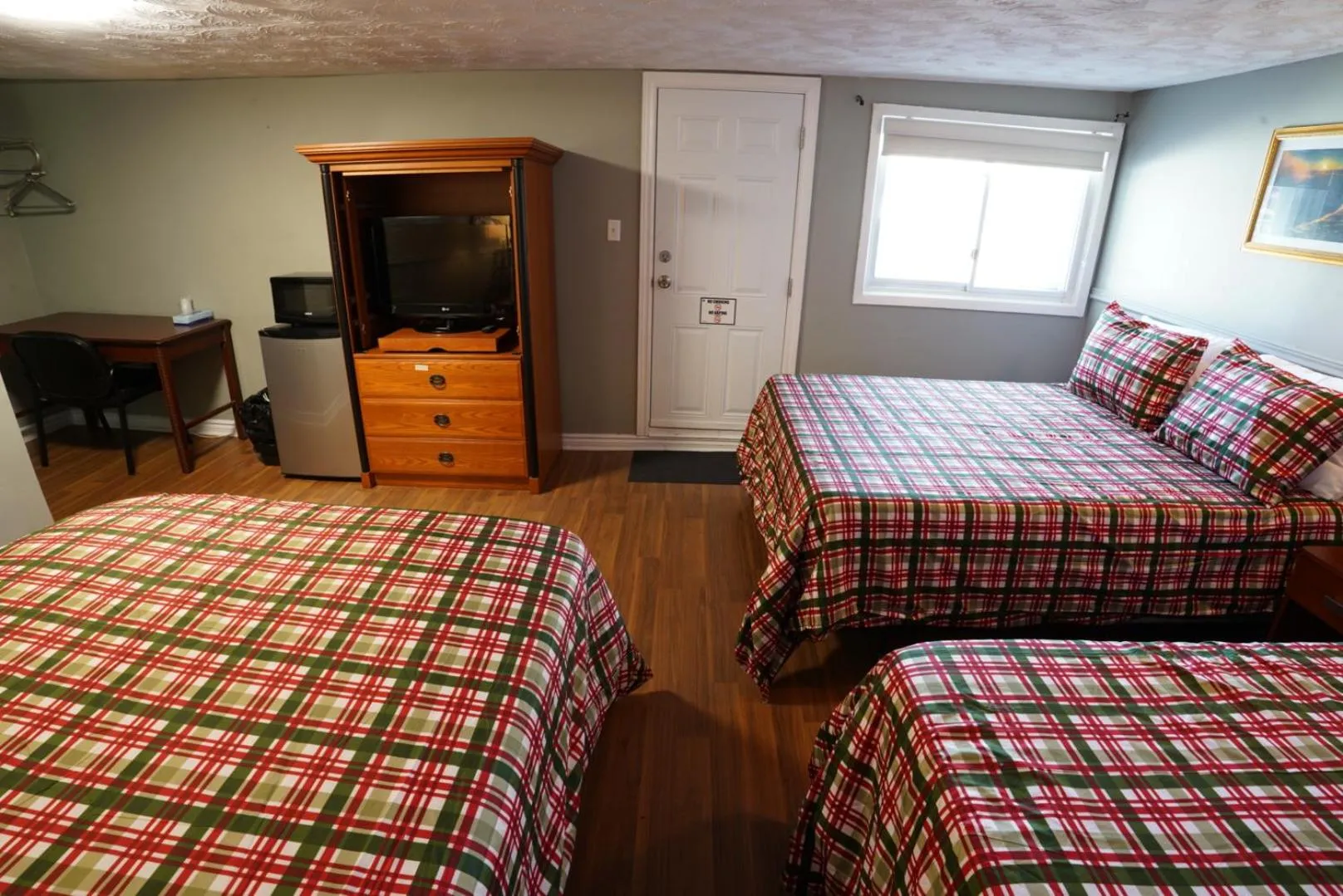 Room with Three Double Beds in Falcon Inn