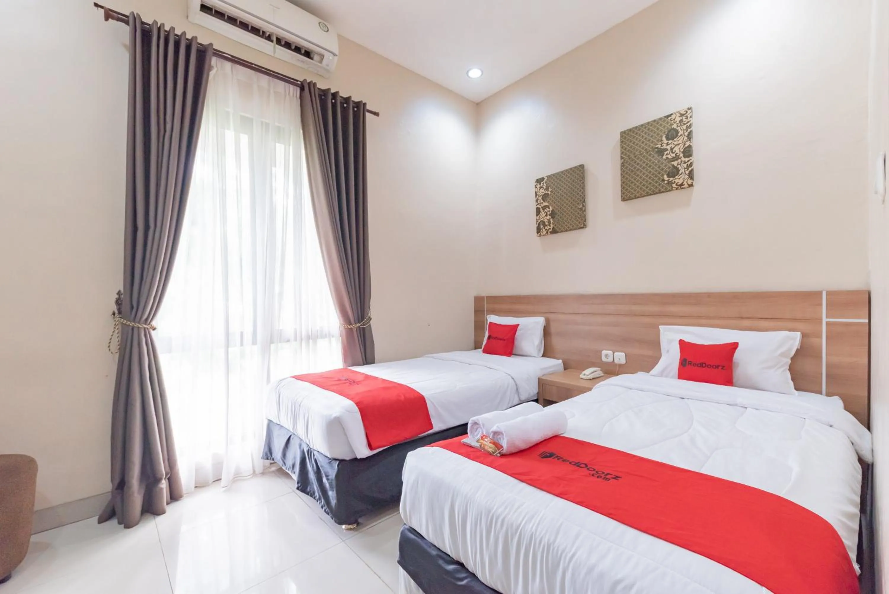 Deluxe Twin Room in RedDoorz Premium @ Griya Inkoppabri Cisarua Puncak