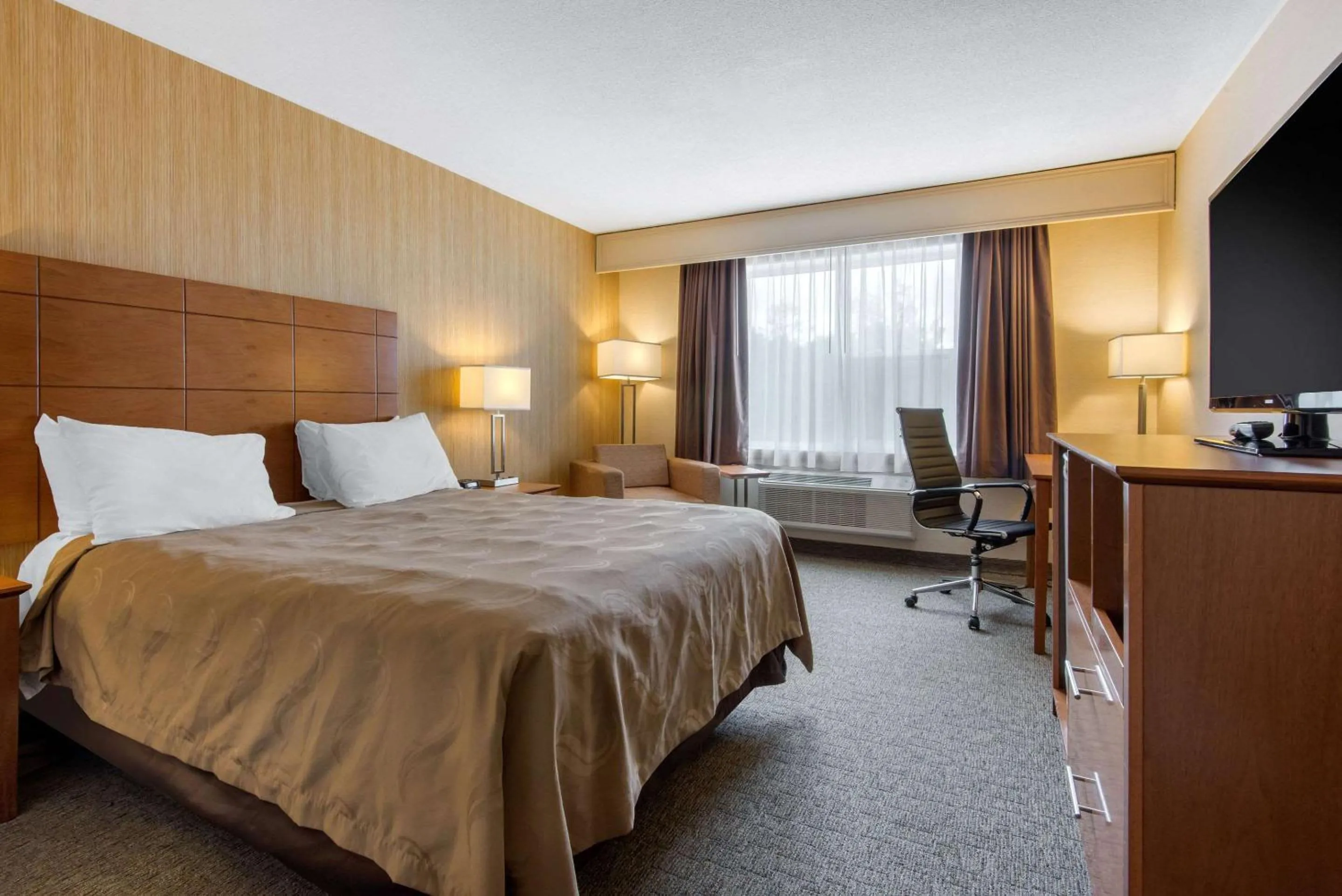 Queen Room - Non-Smoking in Quality Inn & Conference Centre Downtown Sudbury