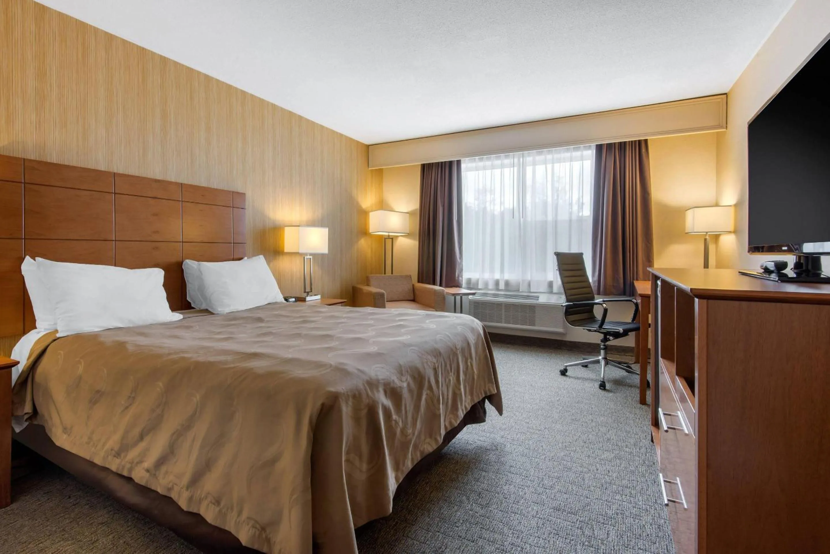 Queen Room - Non-Smoking in Quality Inn & Conference Centre Downtown Sudbury