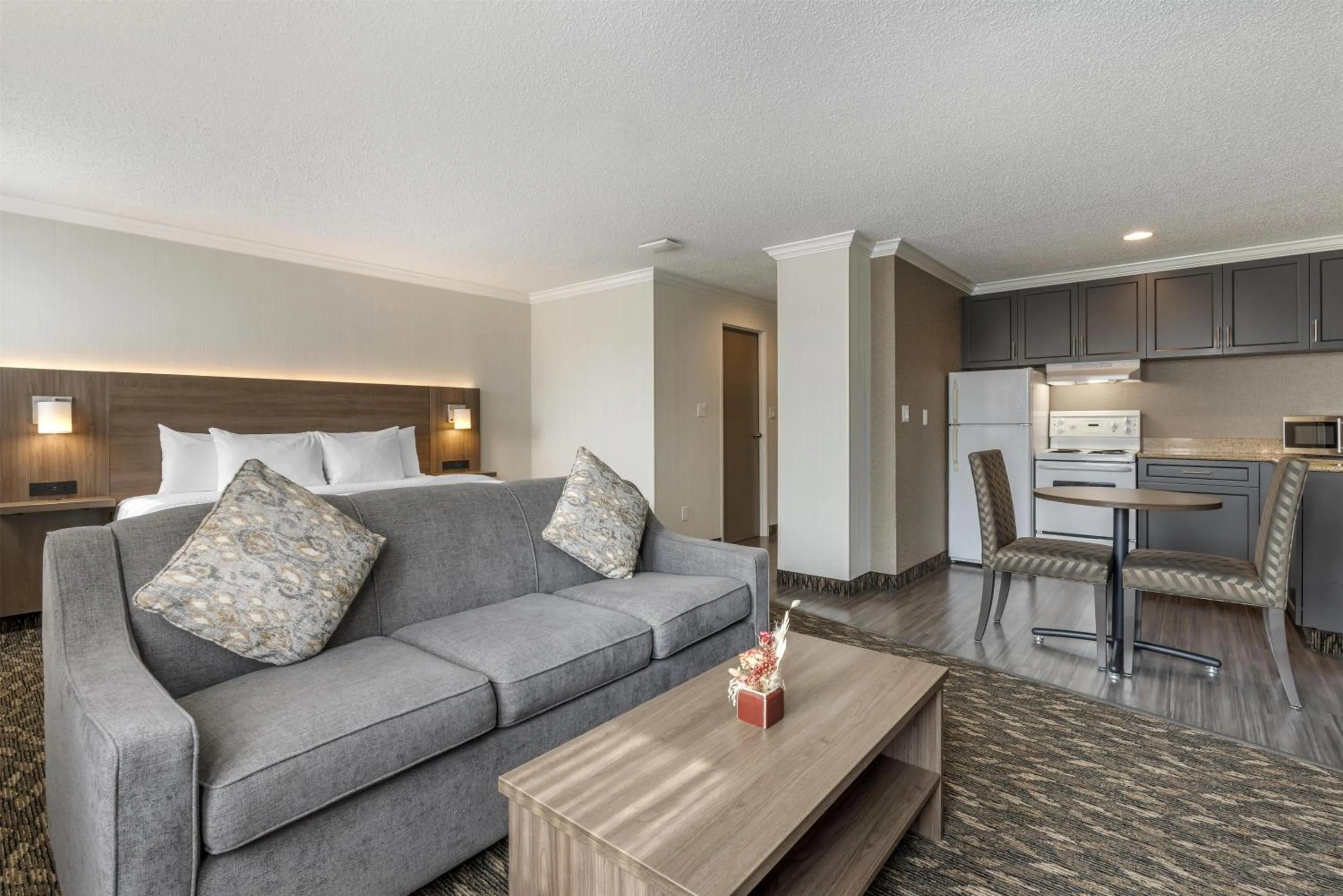 King Suite in BEST WESTERN PLUS Carlton Plaza Hotel