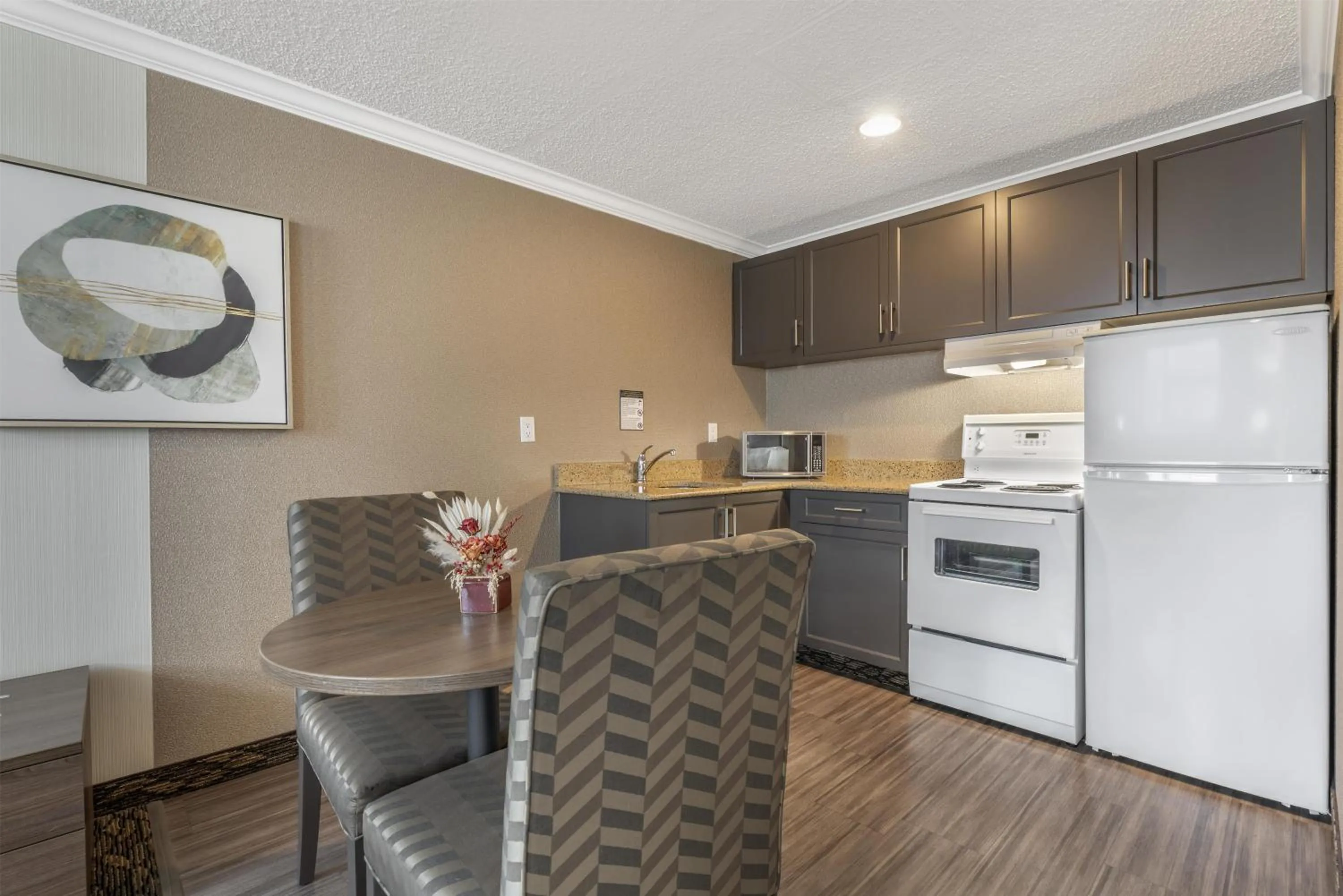 Suite with One King and One Queen Bed in BEST WESTERN PLUS Carlton Plaza Hotel