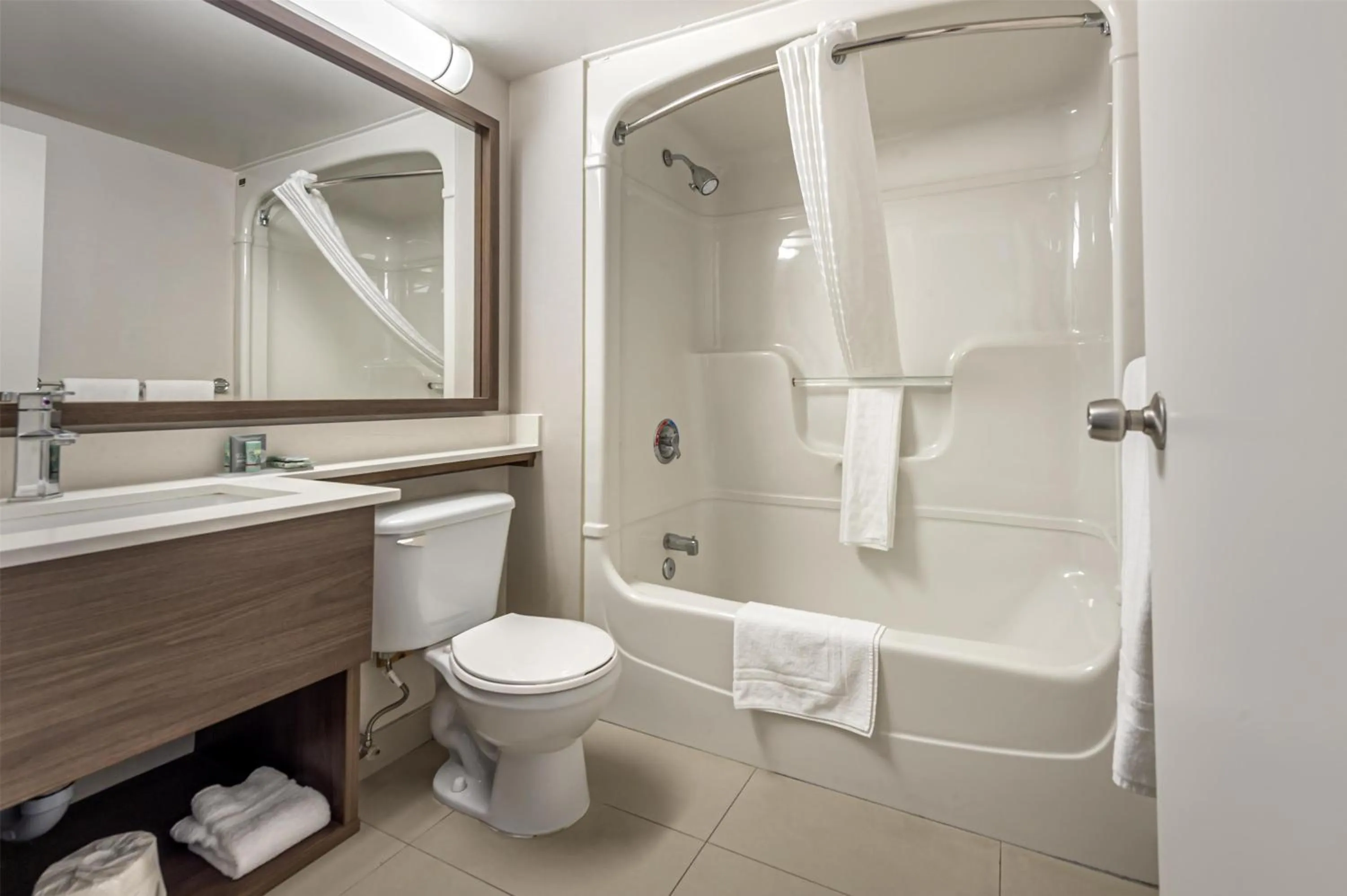 Queen Room with Sofa Bed in Best Western Hotel Brossard