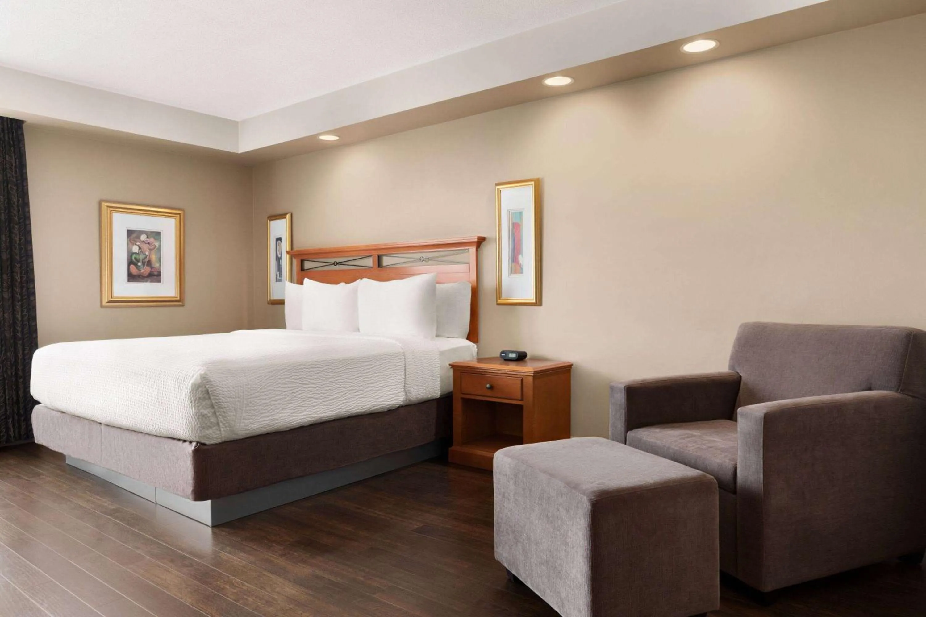 King Room - Non Smoking in Royal Hotel Calgary, Trademark Collection by Wyndham