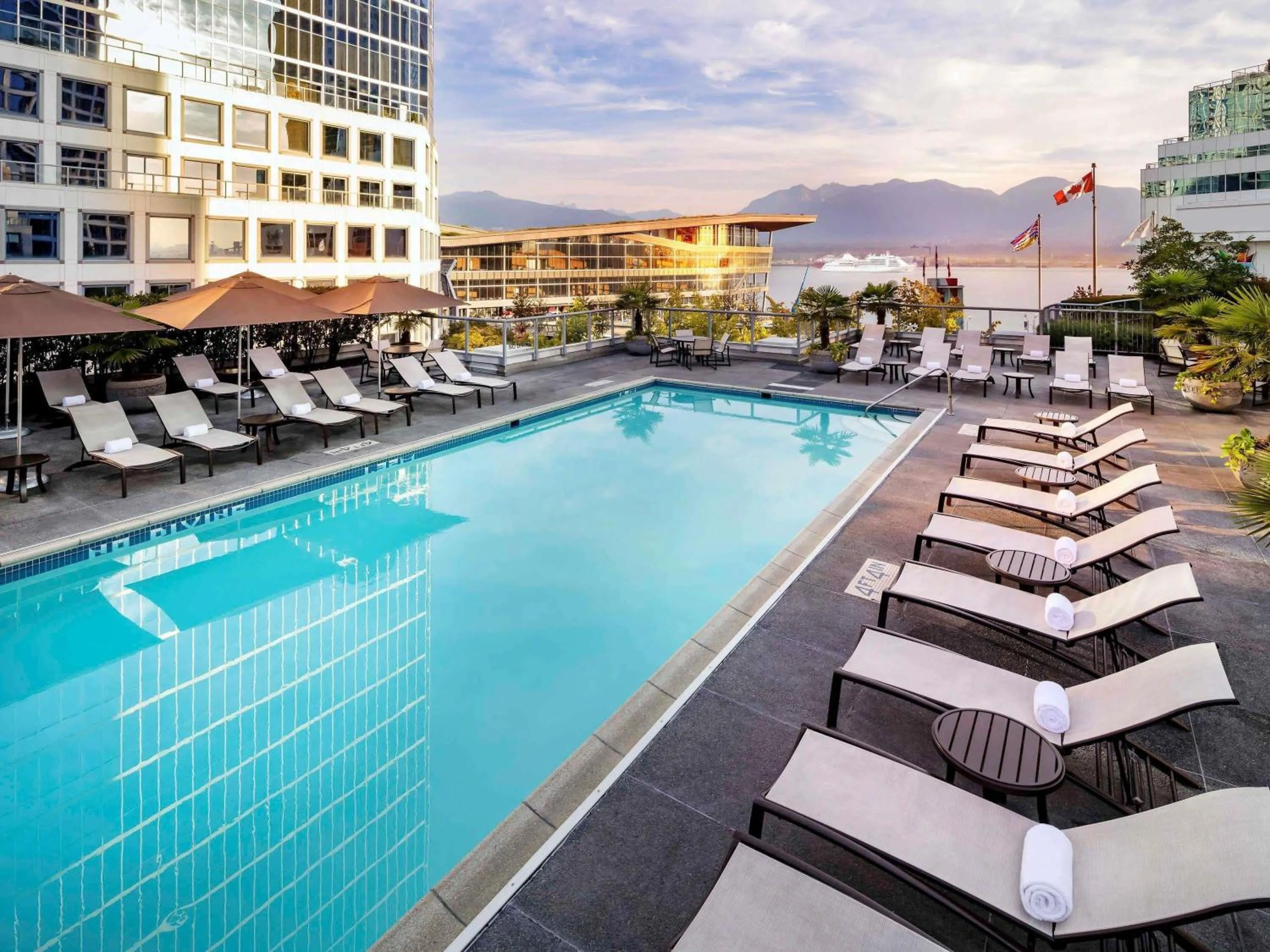 Deluxe Partial Harbor View Room with Two Double Beds in Fairmont Waterfront