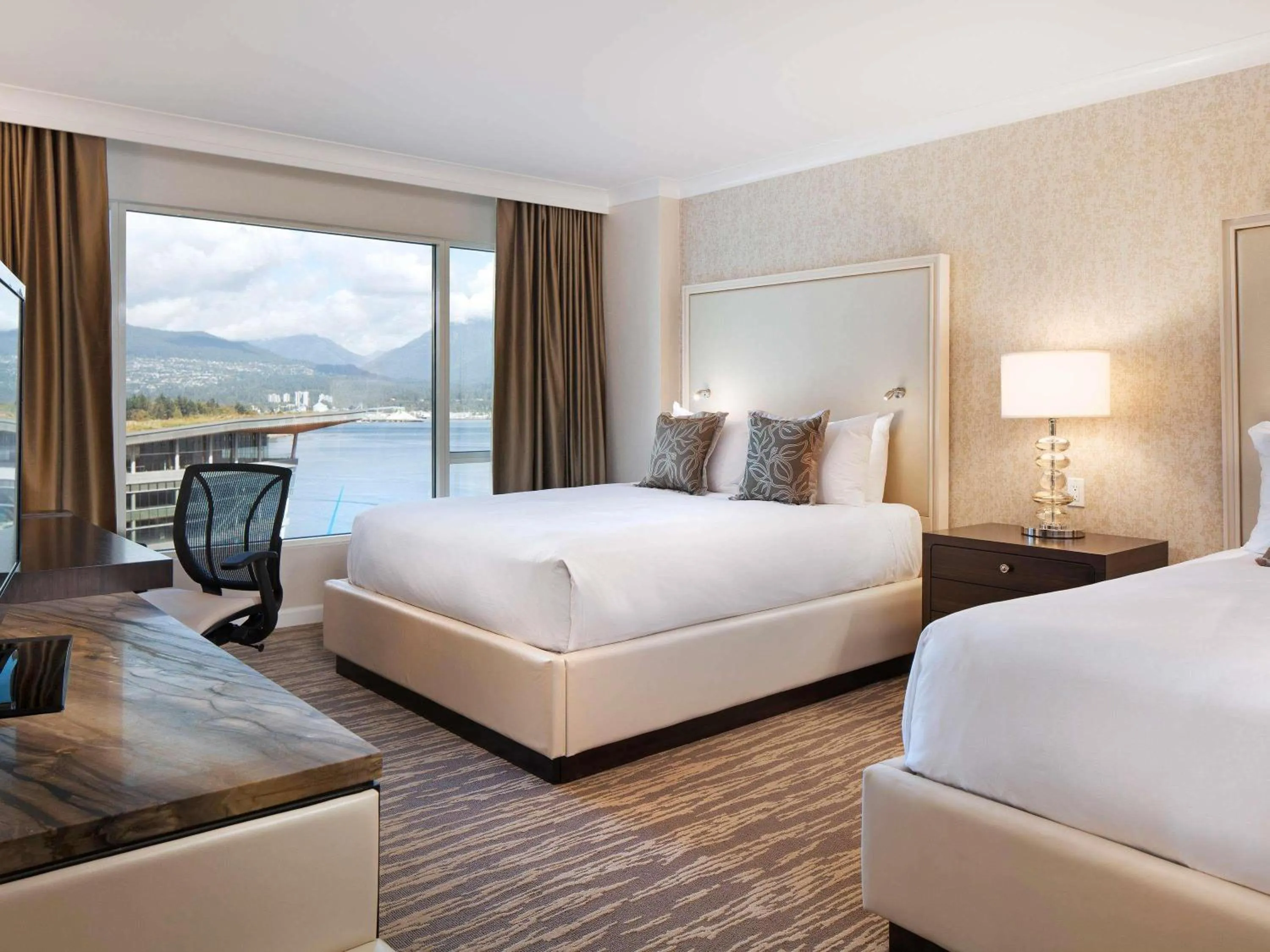 Harbor View Suite with King Bed and Sofa bed in Fairmont Waterfront