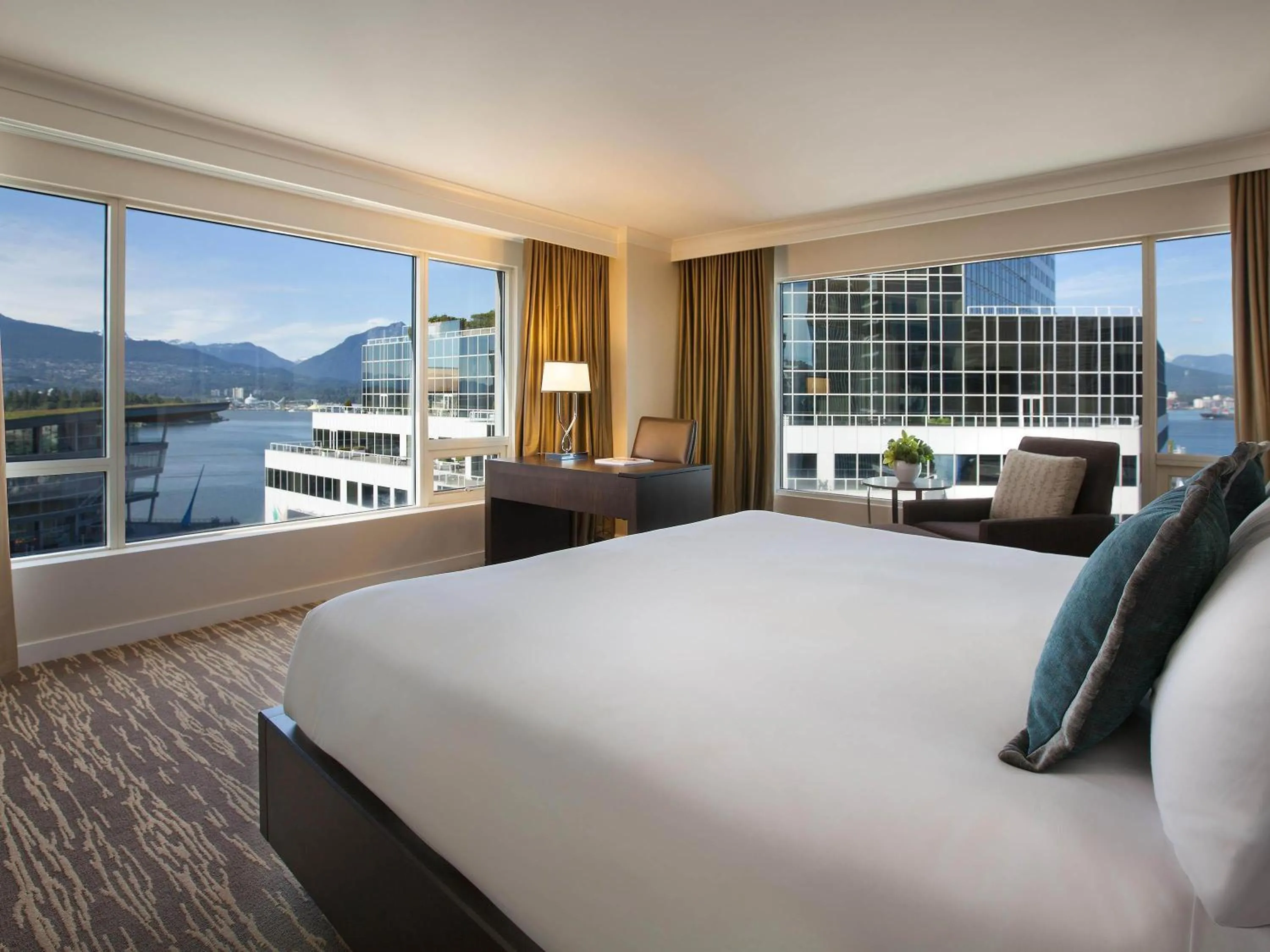 Signature Harbor and Stanley Park View Corner Room with King Bed in Fairmont Waterfront