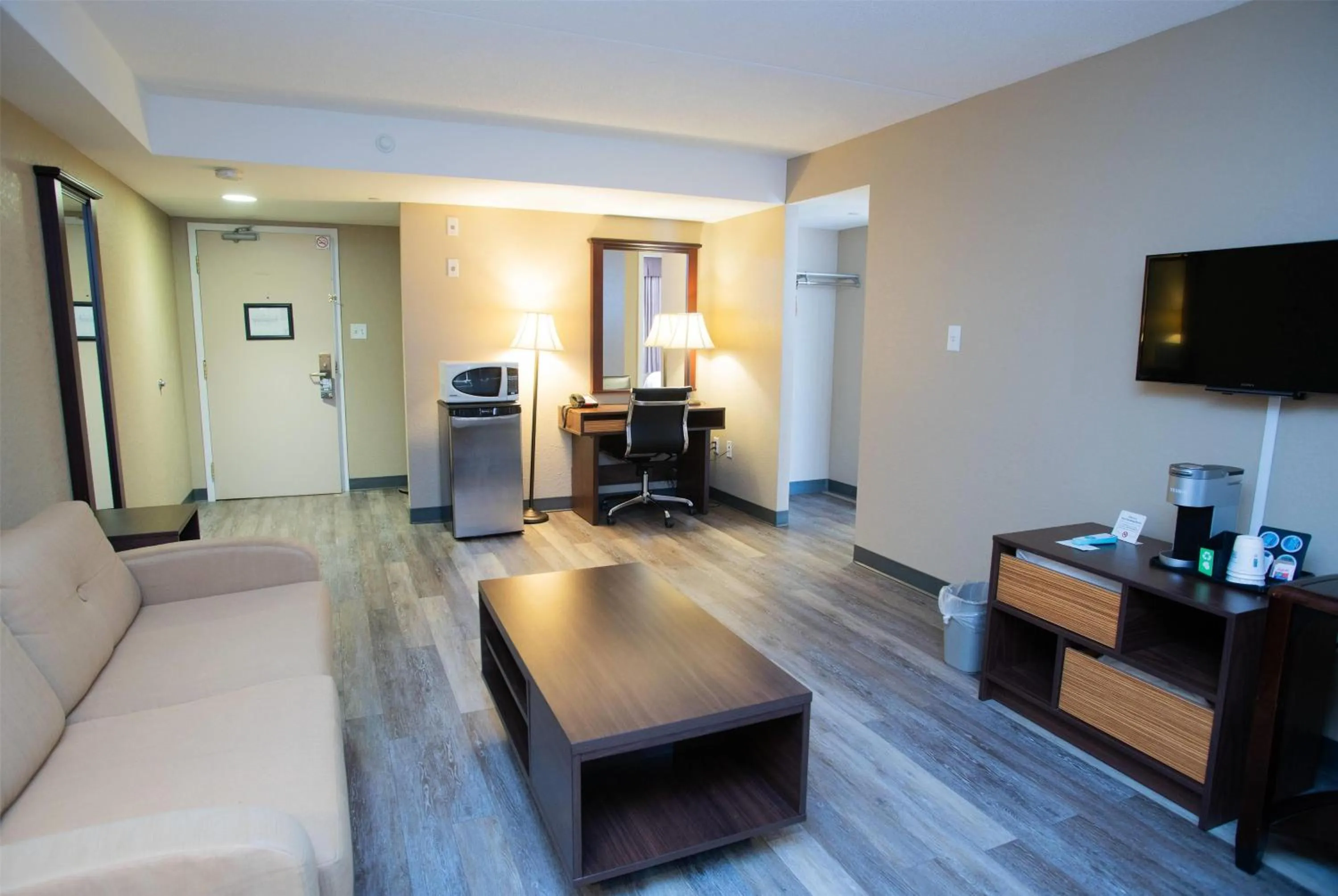 Studio King Suite - Non-Smoking in Super 8 by Wyndham Mississauga