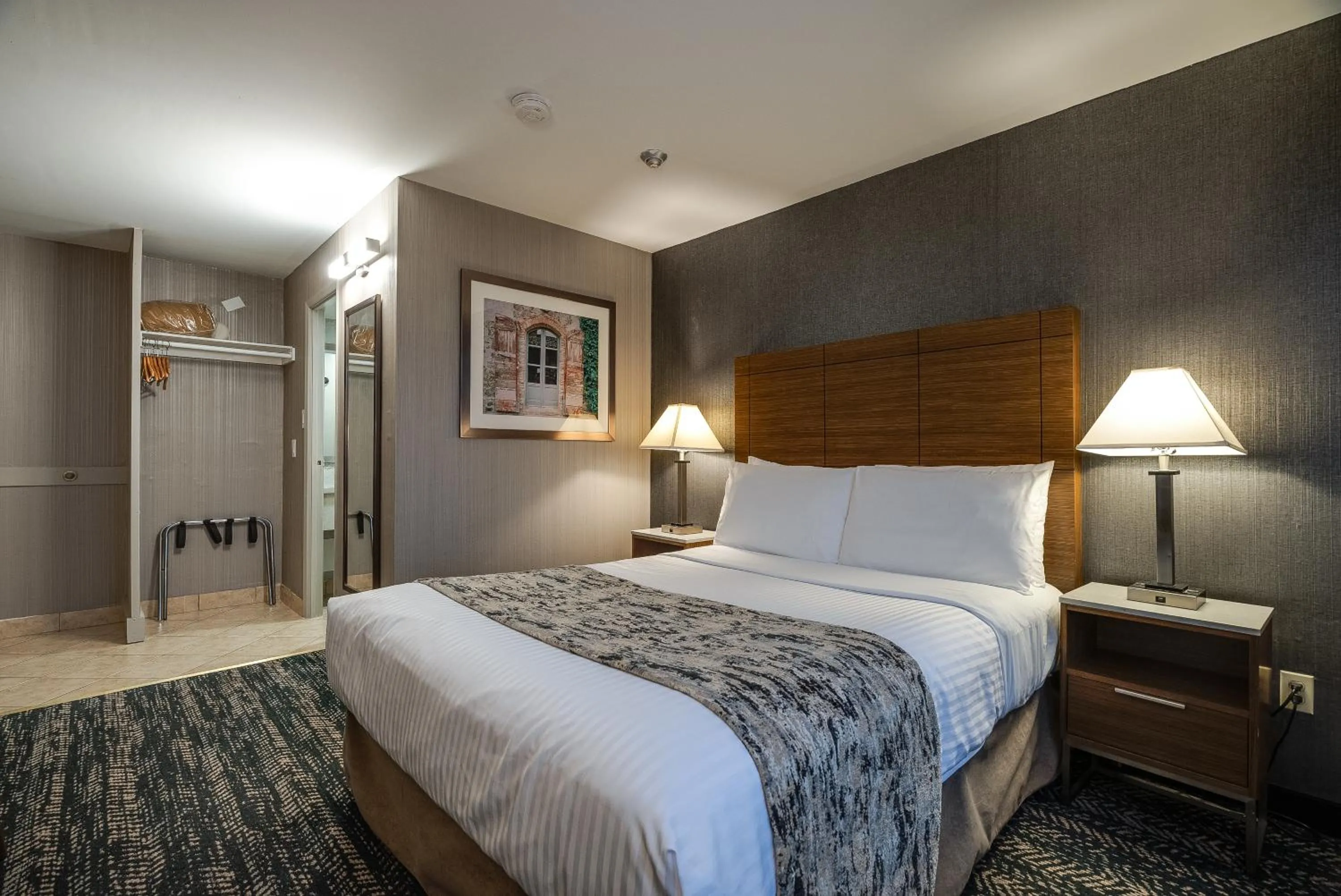 Standard Room with 1 Queen Bed in Monte Carlo Inn Toronto West Suites