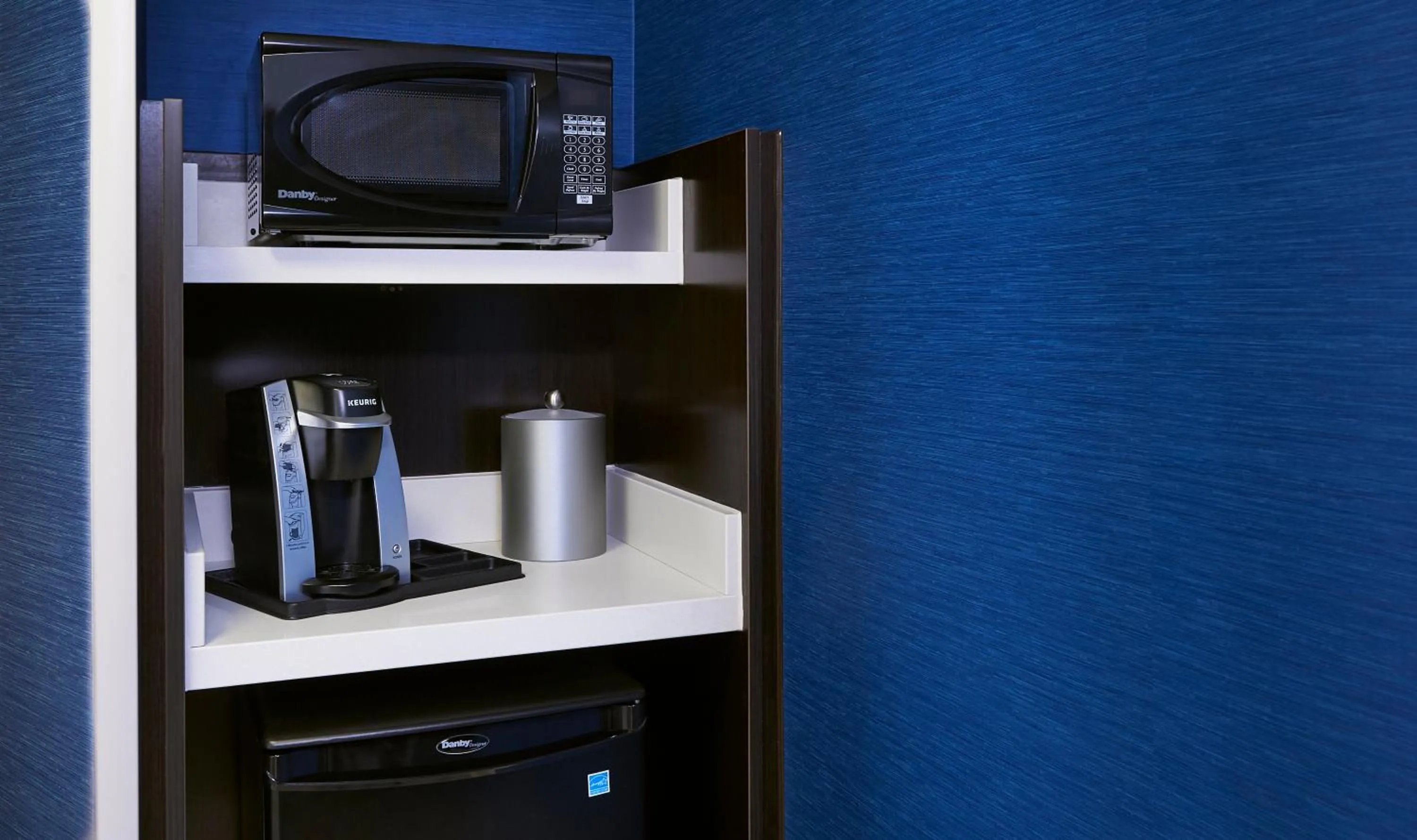 Standard Queen Room with River View in Holiday Inn Express Windsor Waterfront by IHG