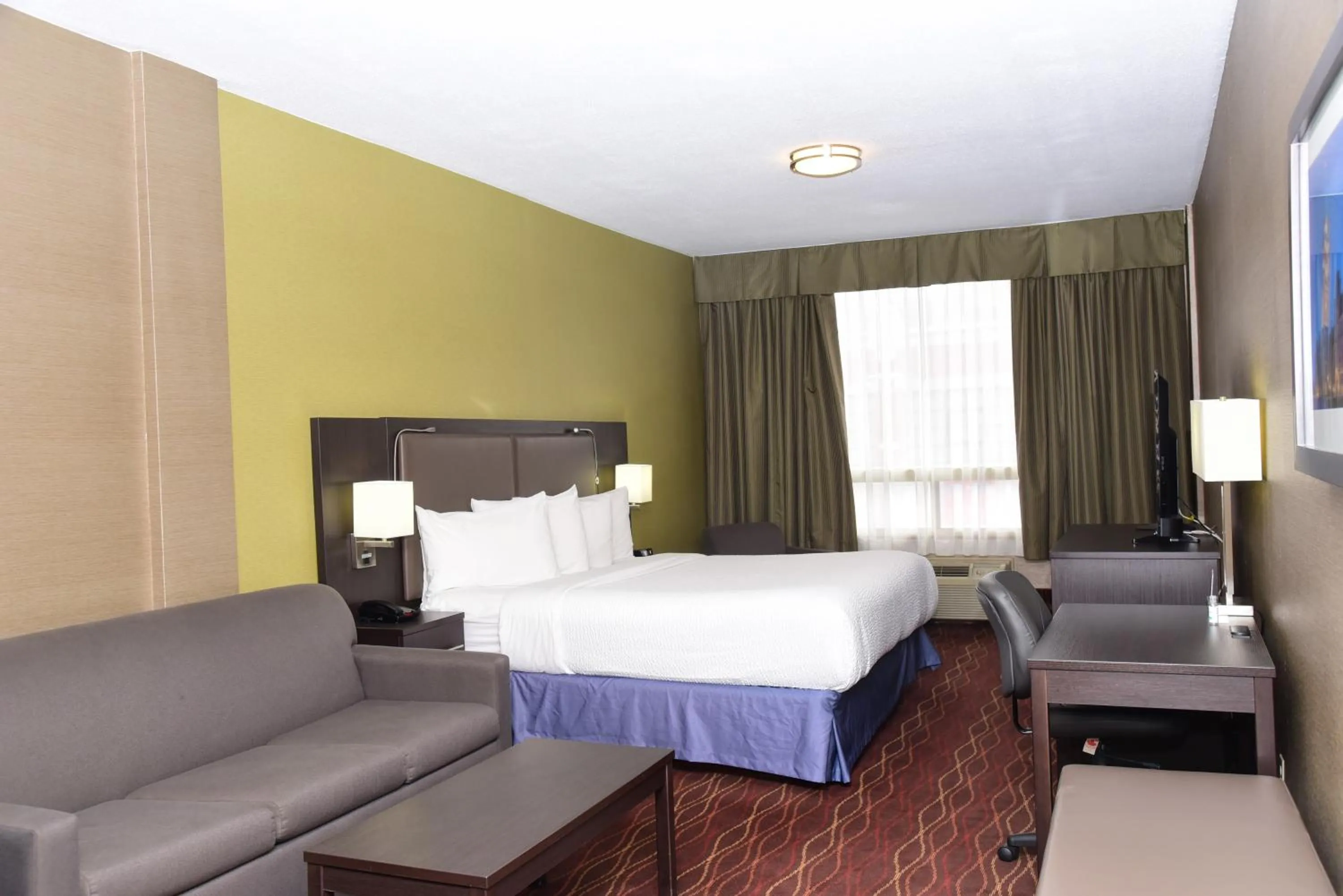 1 King Deluxe Room in Days Inn by Wyndham Ottawa