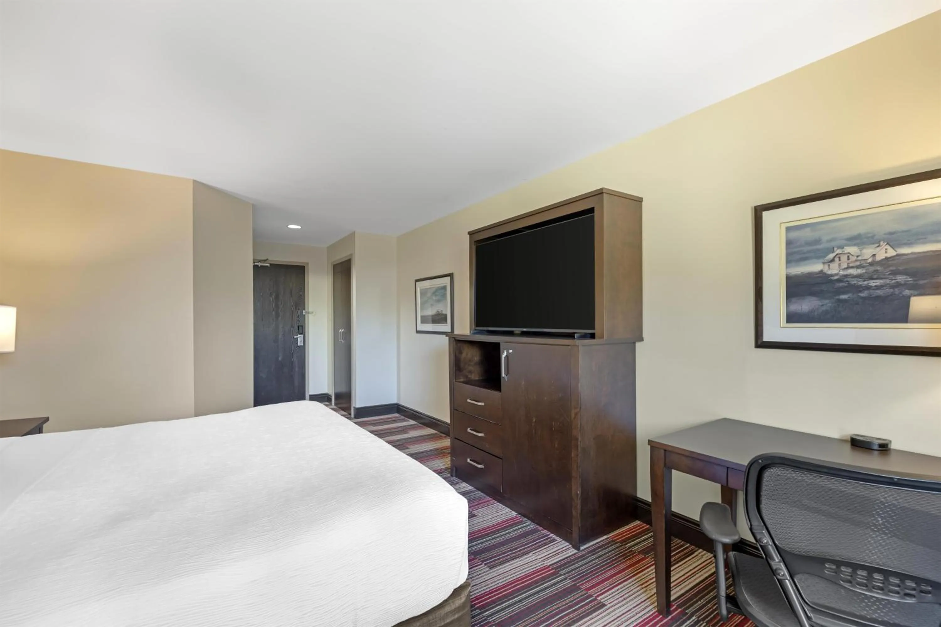 Queen Room with Bath Tub - Mobility Accessible in Best Western Plus Stoneridge Inn & Conference Centre London Ontario