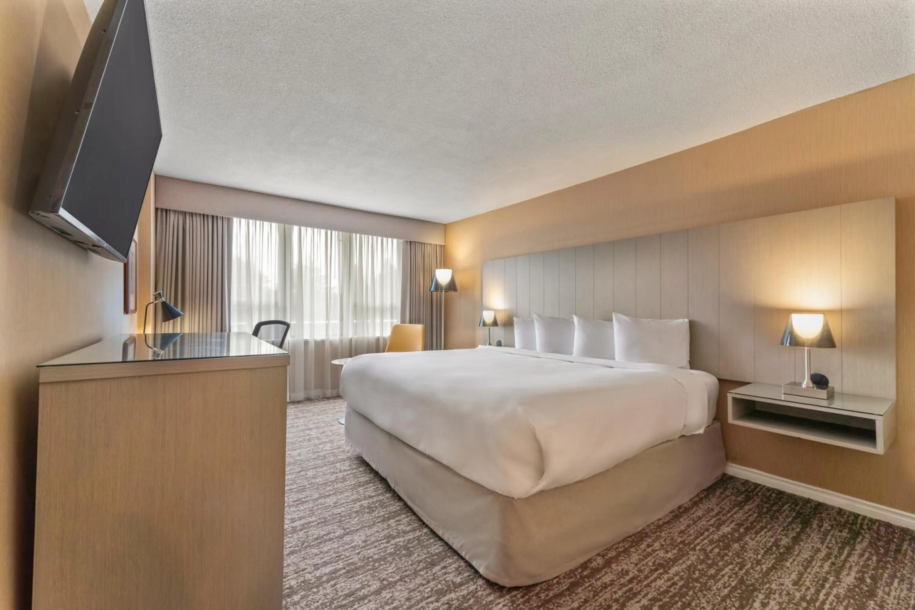 Deluxe Queen Room in Executive Hotel Vancouver Airport