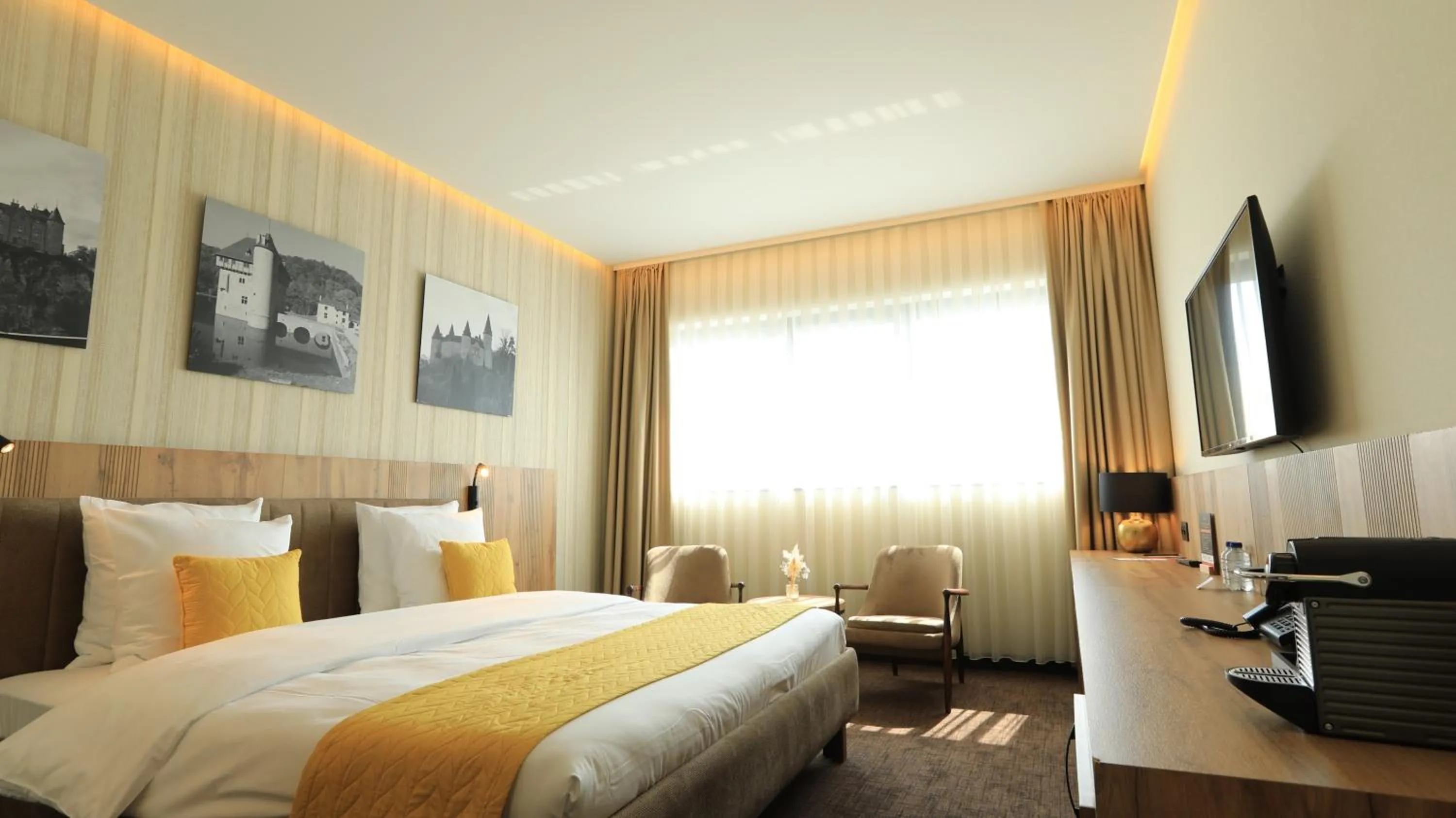 Deluxe King Room in Hotel Le 830 Namur