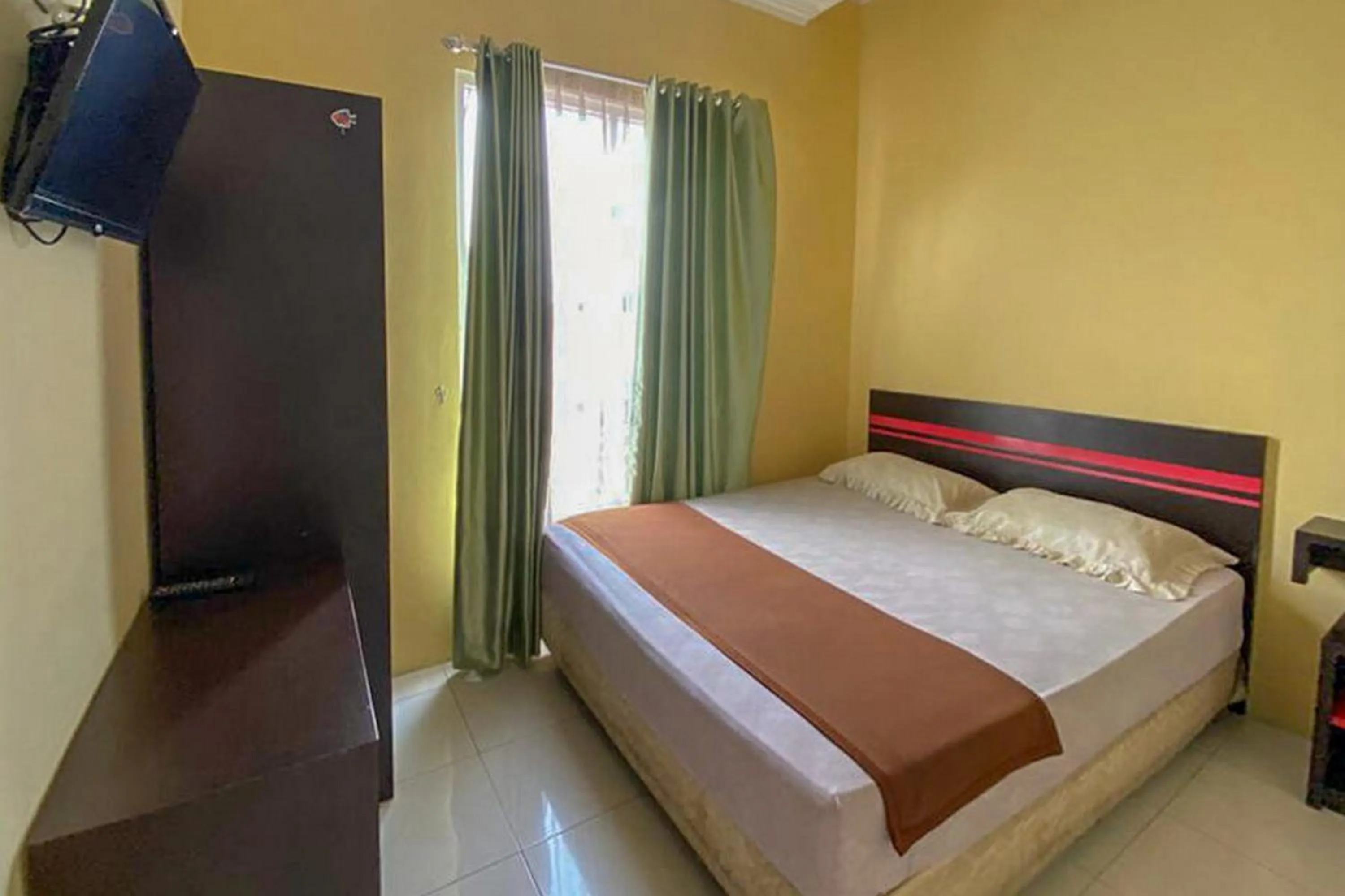 Deluxe Double Room in Rama Shinta Homestay near Gembira Loka Zoo RedPartner