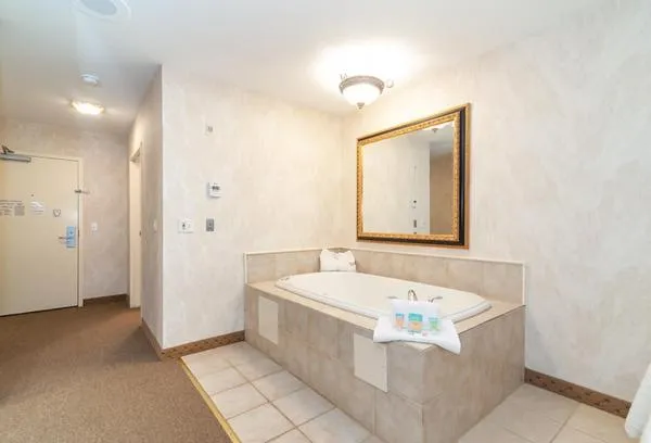 King Mirror Presidential Room, Non-Smoking in Bellissimo Hotel, Trademark by Wyndham Near Foxwoods Casino