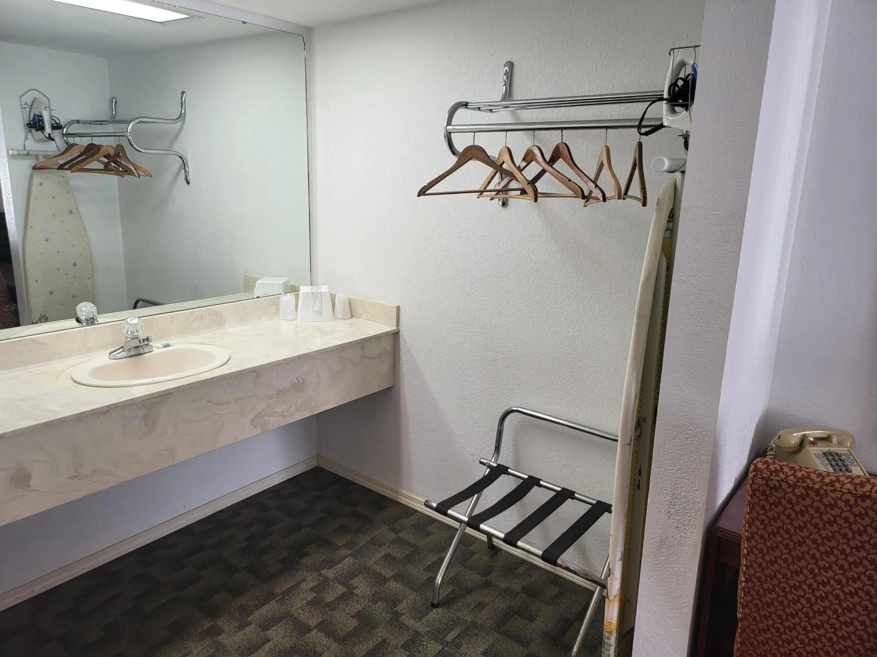 Standard King Room in Blue Ribbon Inn and Suites