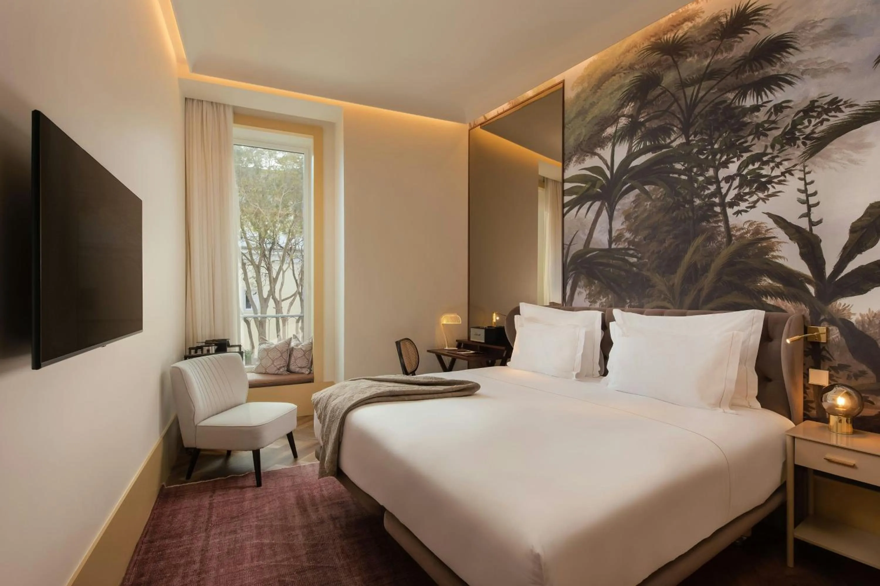 Superior Guest room with 1 King, Courtyard view in The Ivens, Autograph Collection